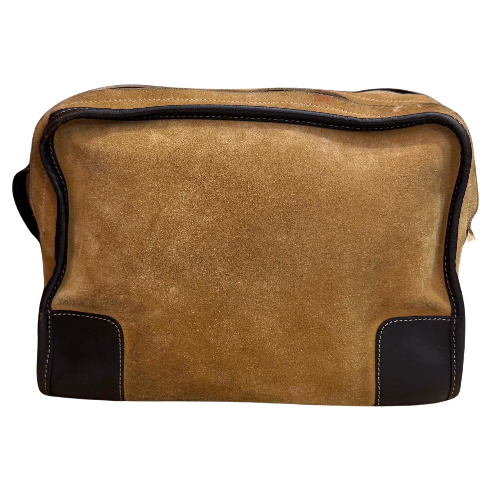 2000s Vintage LOEWE Wildleder Anagramm Kameratasche Brown Unisex (Braun) im Angebot