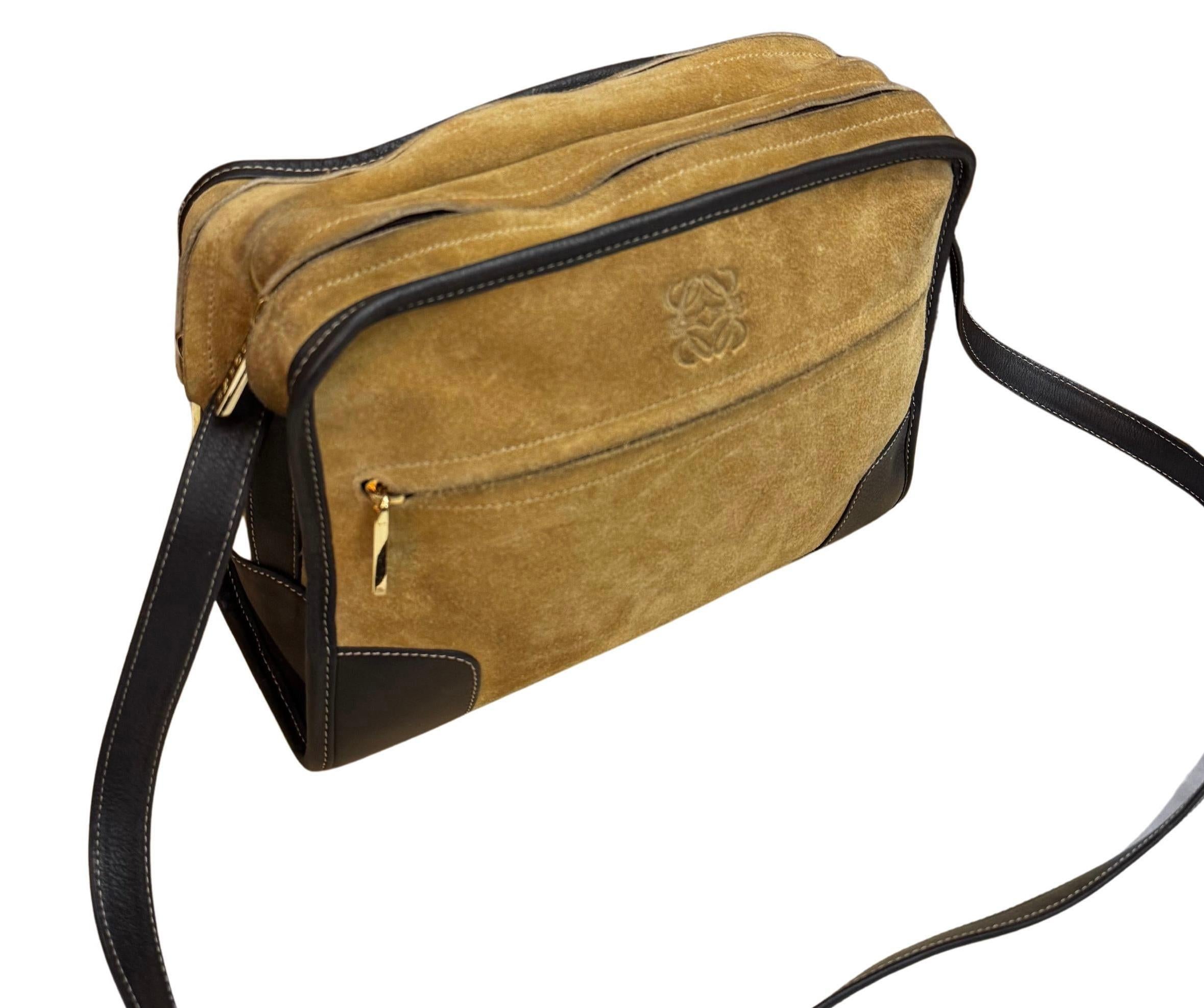 2000s Vintage LOEWE Wildleder Anagramm Kameratasche Brown Unisex im Zustand „Gut“ im Angebot in Bangkok, TH