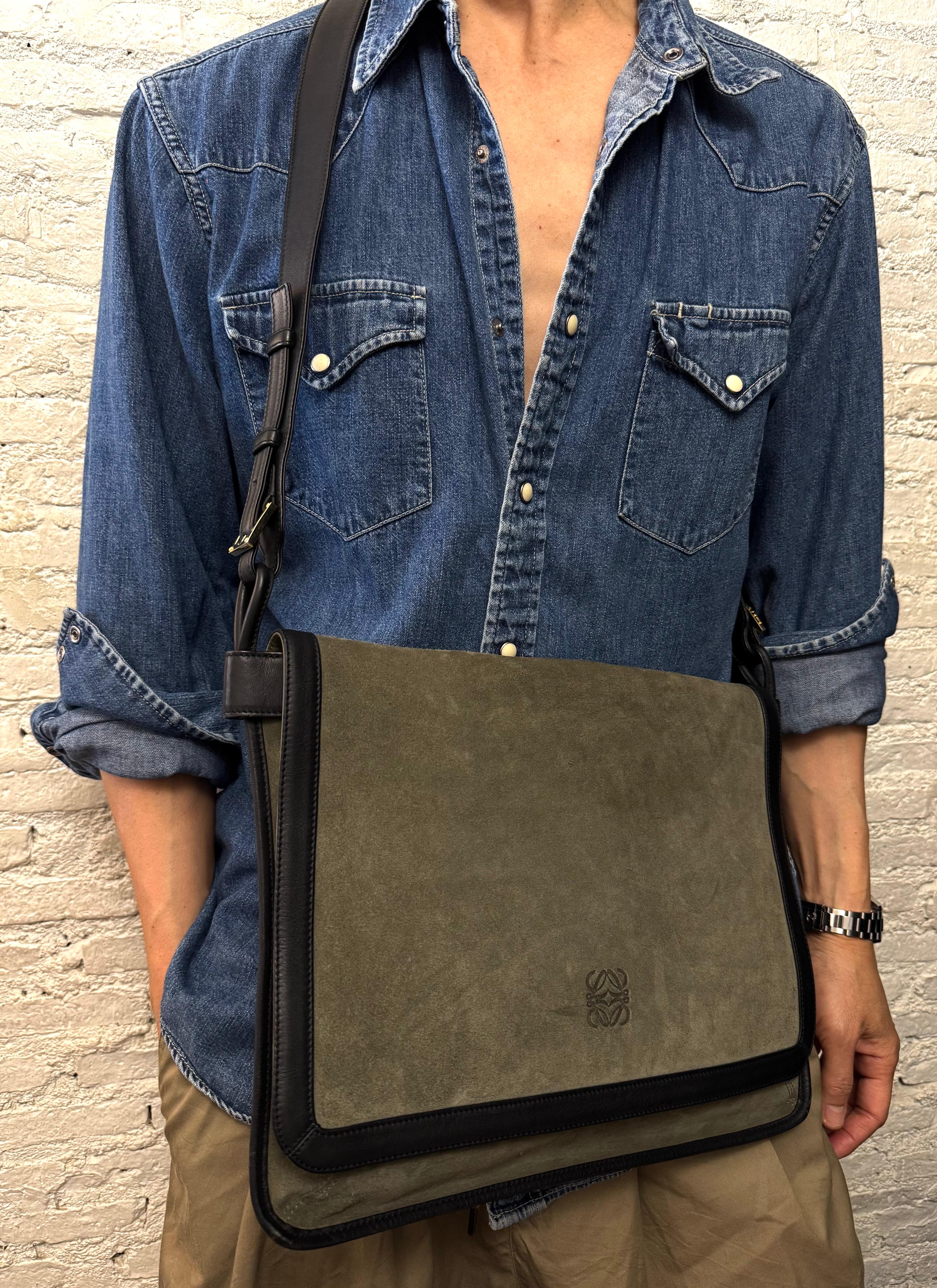 Diese LOEWE Anagram Crossbody Bag im Vintage-Stil ist aus grünem und schwarzem genarbtem Kalbsveloursleder gefertigt und verfügt über einen Crossbody-Strap aus demselben Leder. Die Frontklappe öffnet sich zu einem Innenraum aus glattem Kalbsleder
