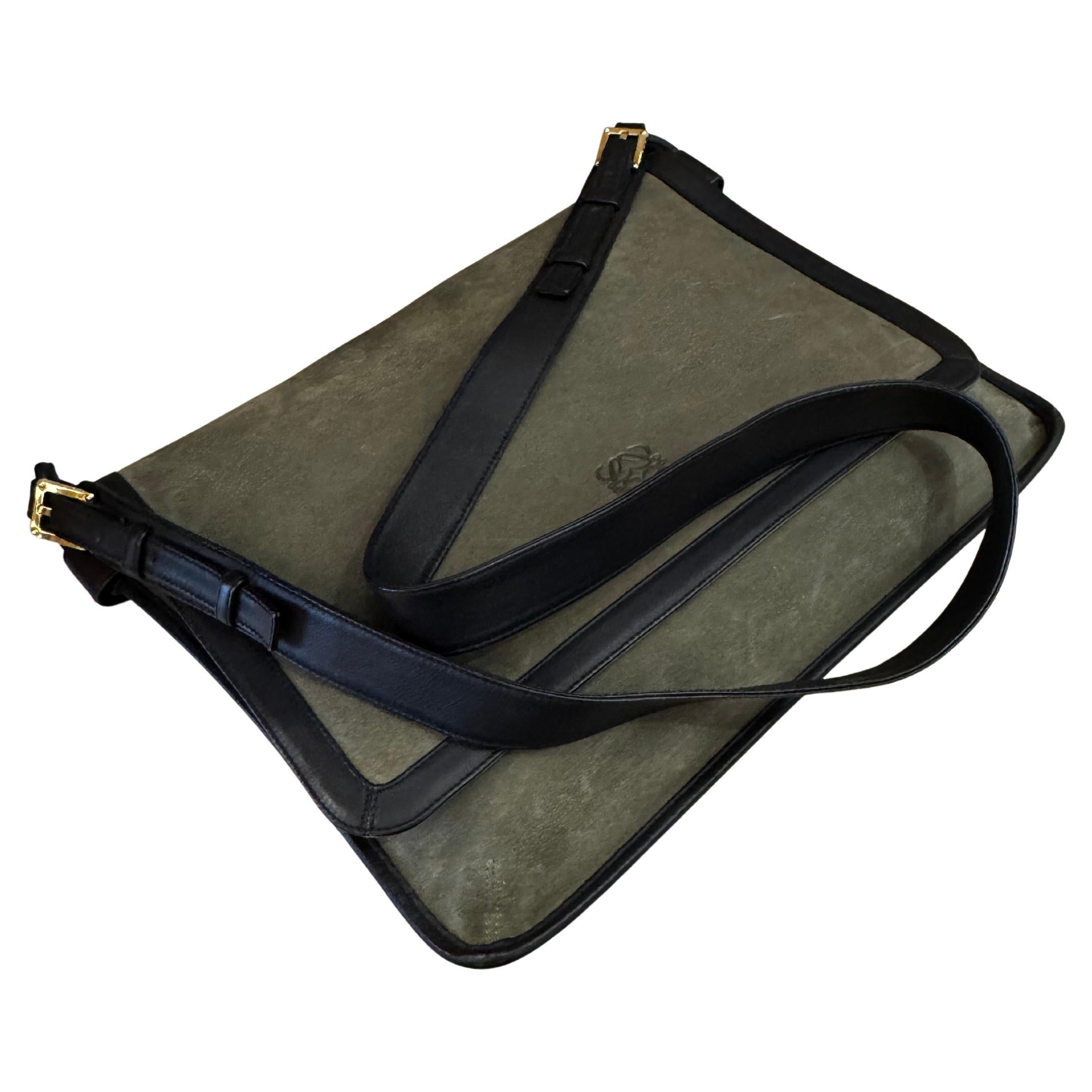 2000s Vintage LOEWE Suede Anagram Crossbody Bag Grün Unisex (Schwarz) im Angebot