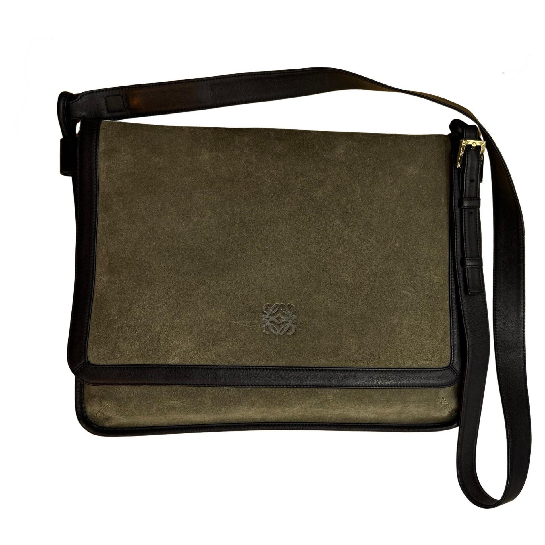 2000s Vintage LOEWE Suede Anagram Crossbody Bag Grün Unisex im Zustand „Gut“ im Angebot in Bangkok, TH