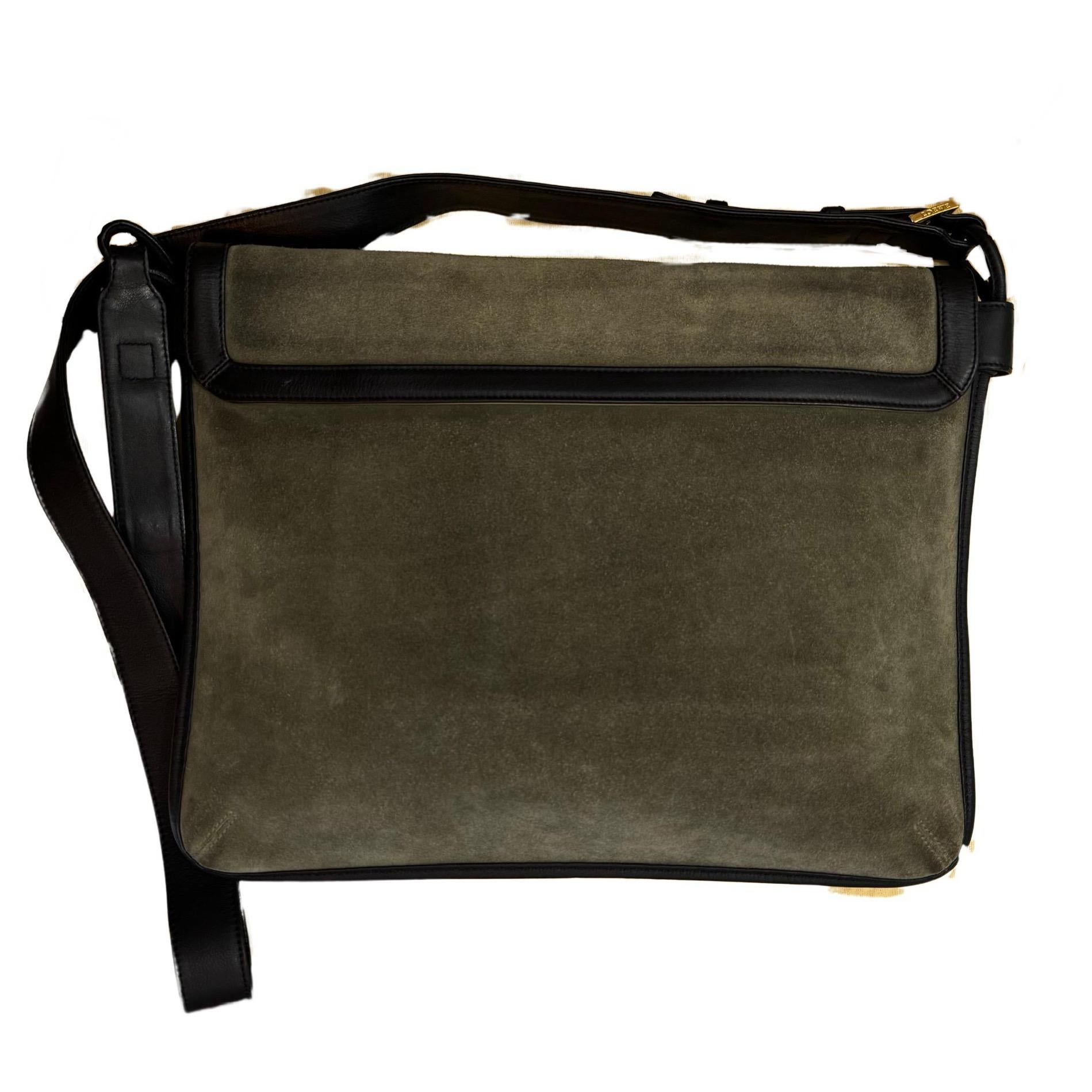 2000s Vintage LOEWE Suede Anagram Crossbody Bag Grün Unisex im Angebot 1