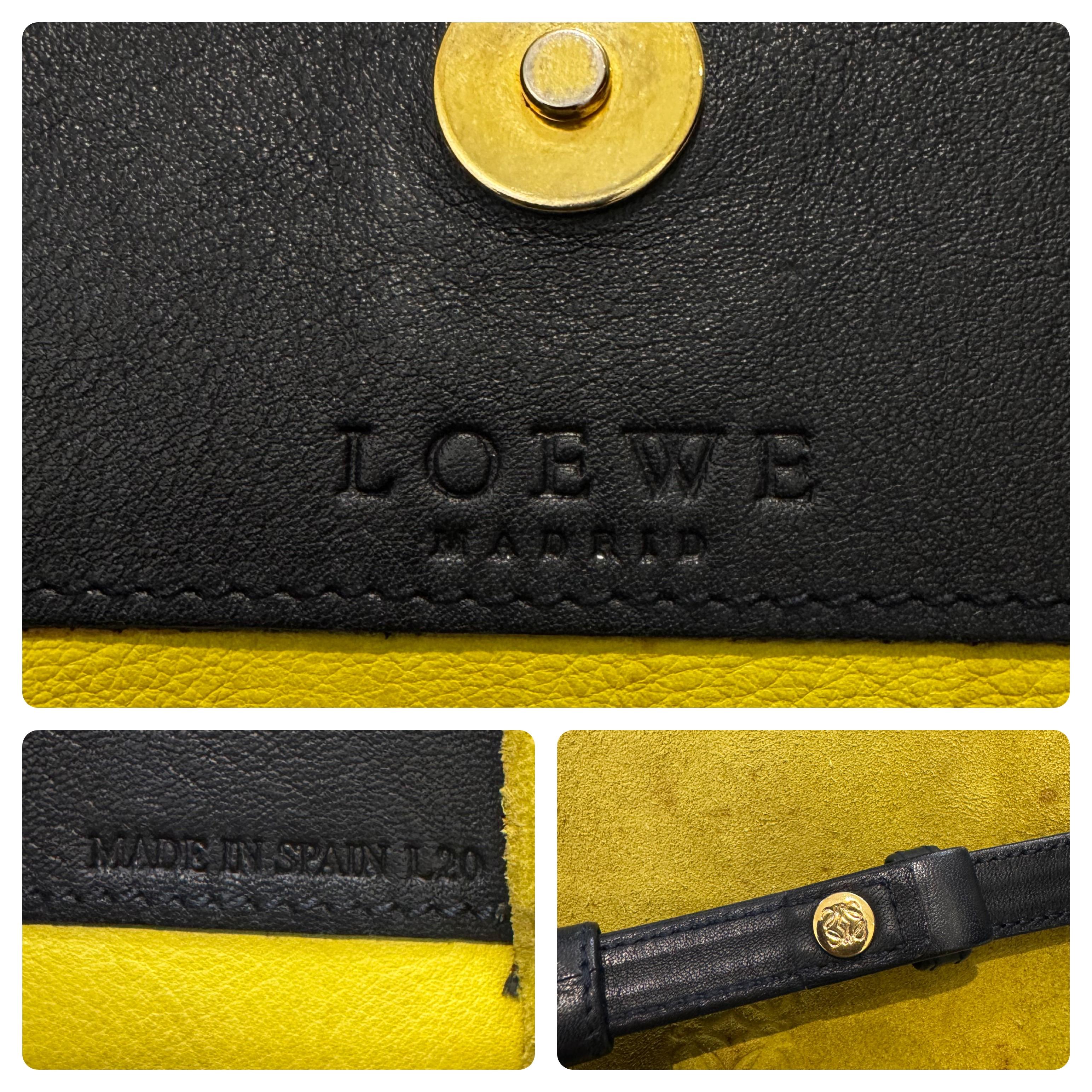 2000s Vintage LOEWE Ante Anagrama Crossbody Bolso Mostaza Unisex en Bastante bueno estado para la venta en Bangkok, TH