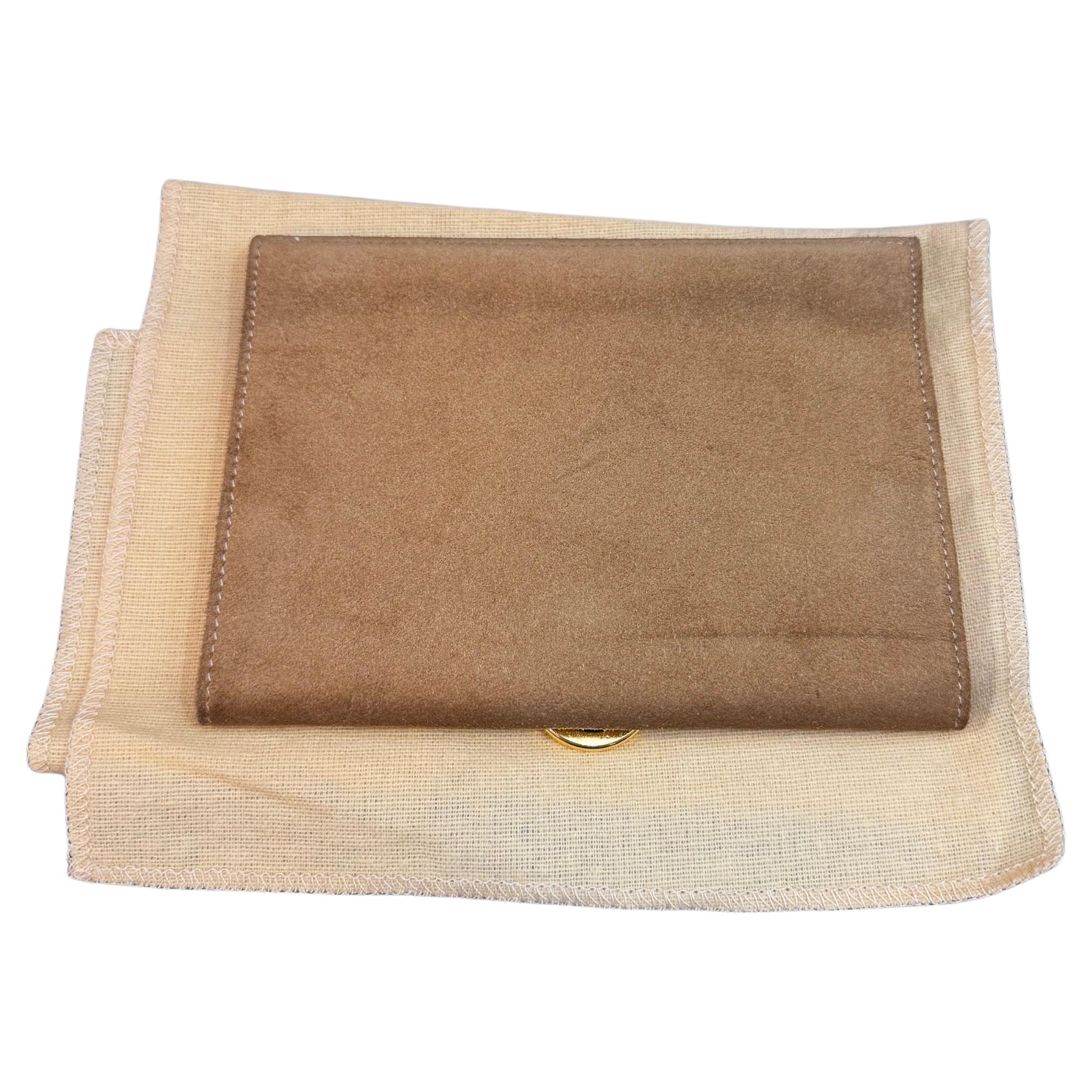 Diese dreifach gefaltete Vintage-Clutch von LOEWE ist aus braunem Kalbsveloursleder gefertigt. Die Frontklappe öffnet sich zu einem Innenraum aus Wildleder mit drei Reißverschlusstaschen und einem Steckfach. Hergestellt in Spanien. Maße ca. 6,25 x