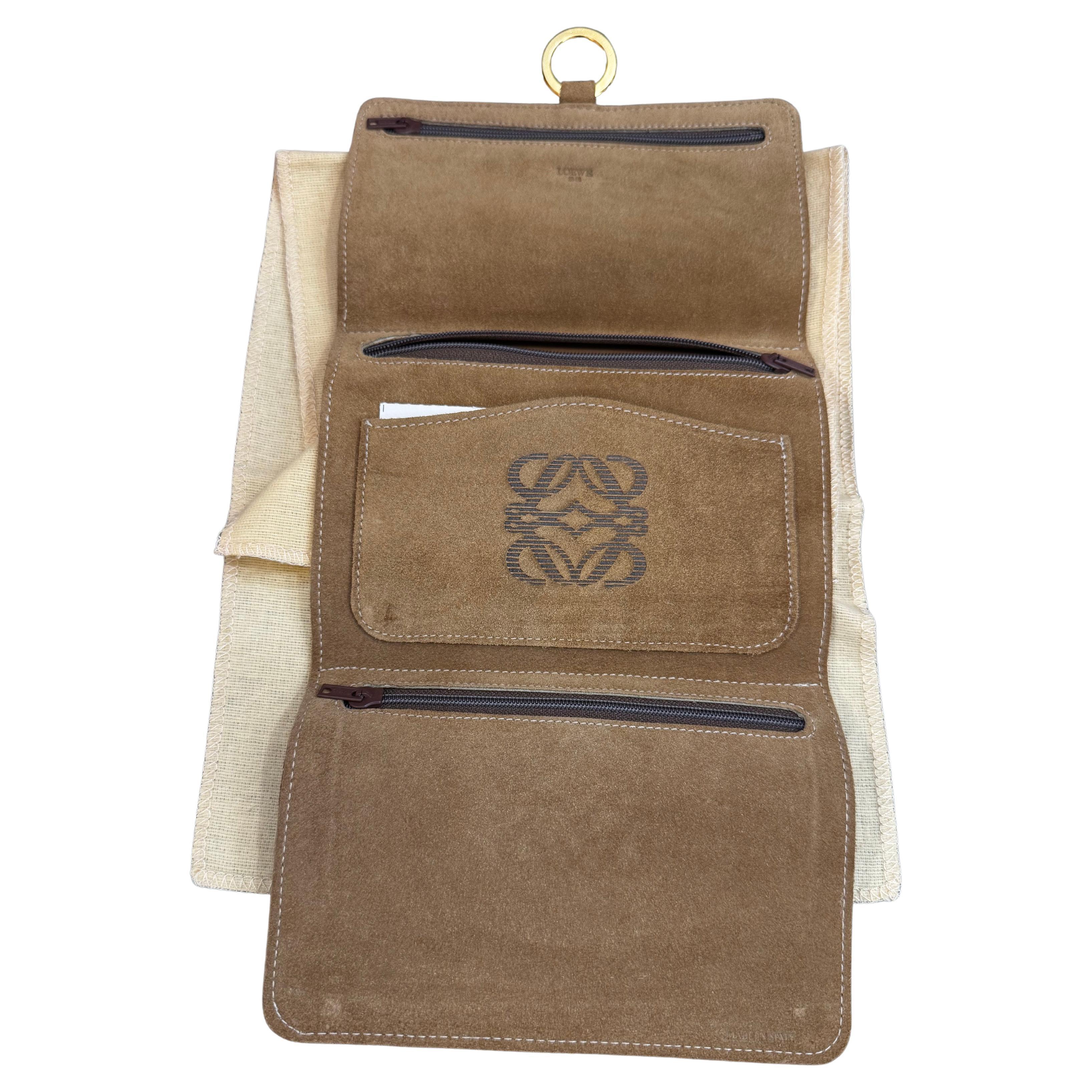 2000s Vintage LOEWE Suede Flat Tote Bag Beige Braun im Zustand „Gut“ im Angebot in Bangkok, TH