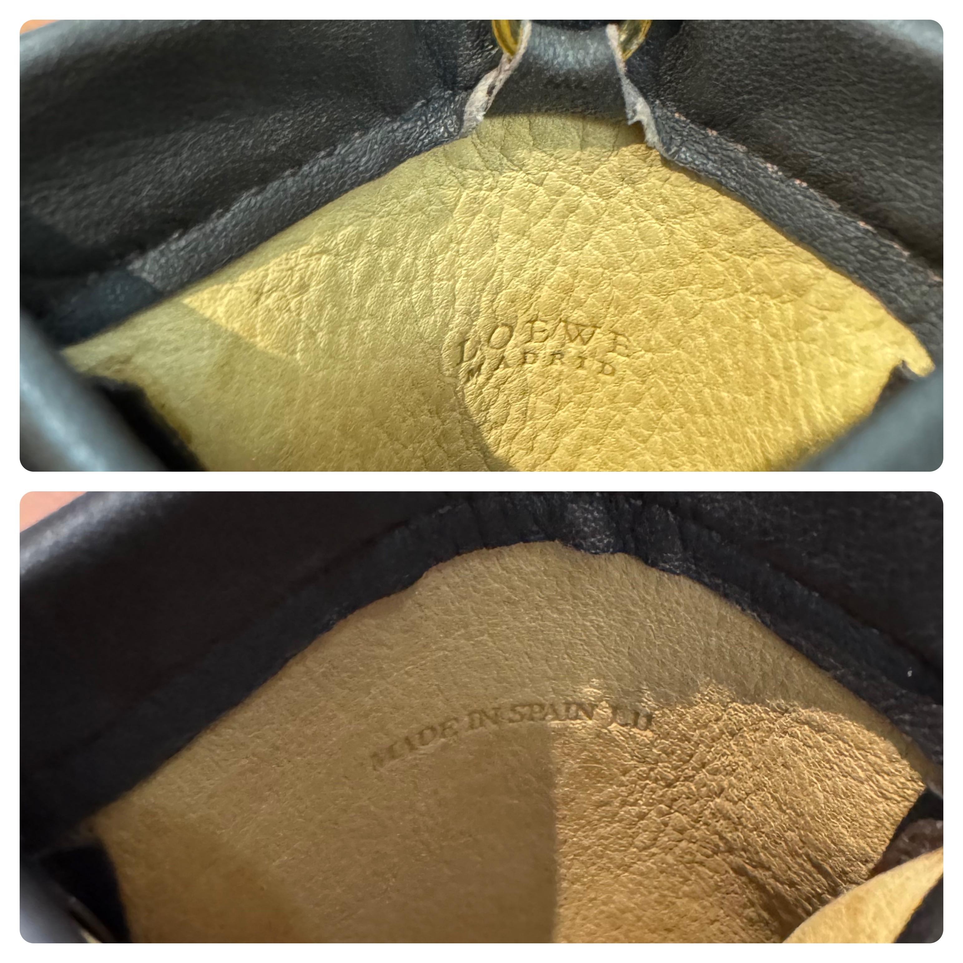 Diese LOEWE-Schlüsselanhängertasche im Vintage-Stil ist aus Kalbsveloursleder gefertigt und mit glattem Kalbsleder in Braun abgesetzt. Der obere Druckknopfverschluss gibt den Blick auf das Innere aus Kalbsleder frei, das mit einem Schlüsselanhänger