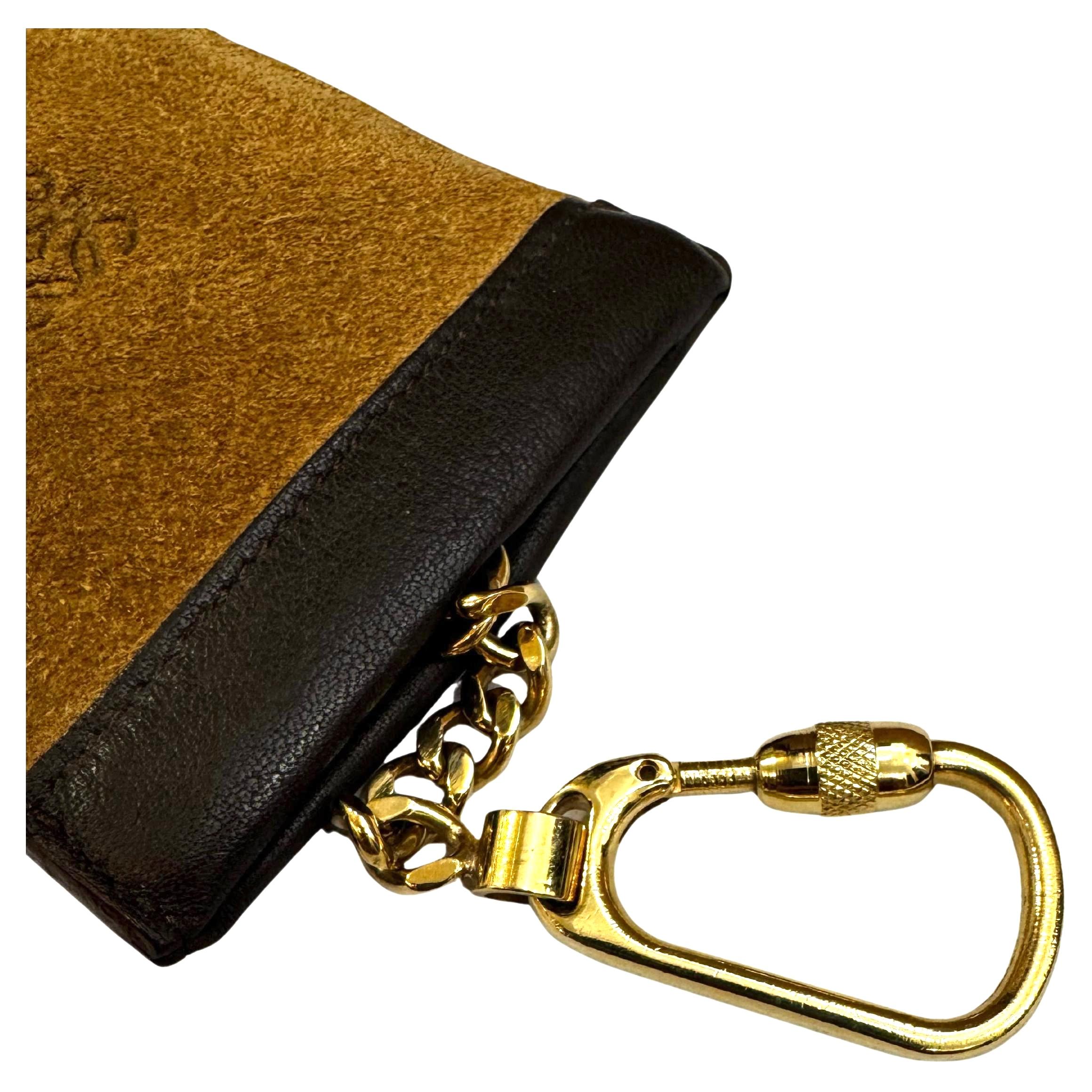2000s Vintage LOEWE Wildleder Schlüsselanhänger Etui Braun im Zustand „Gut“ im Angebot in Bangkok, TH