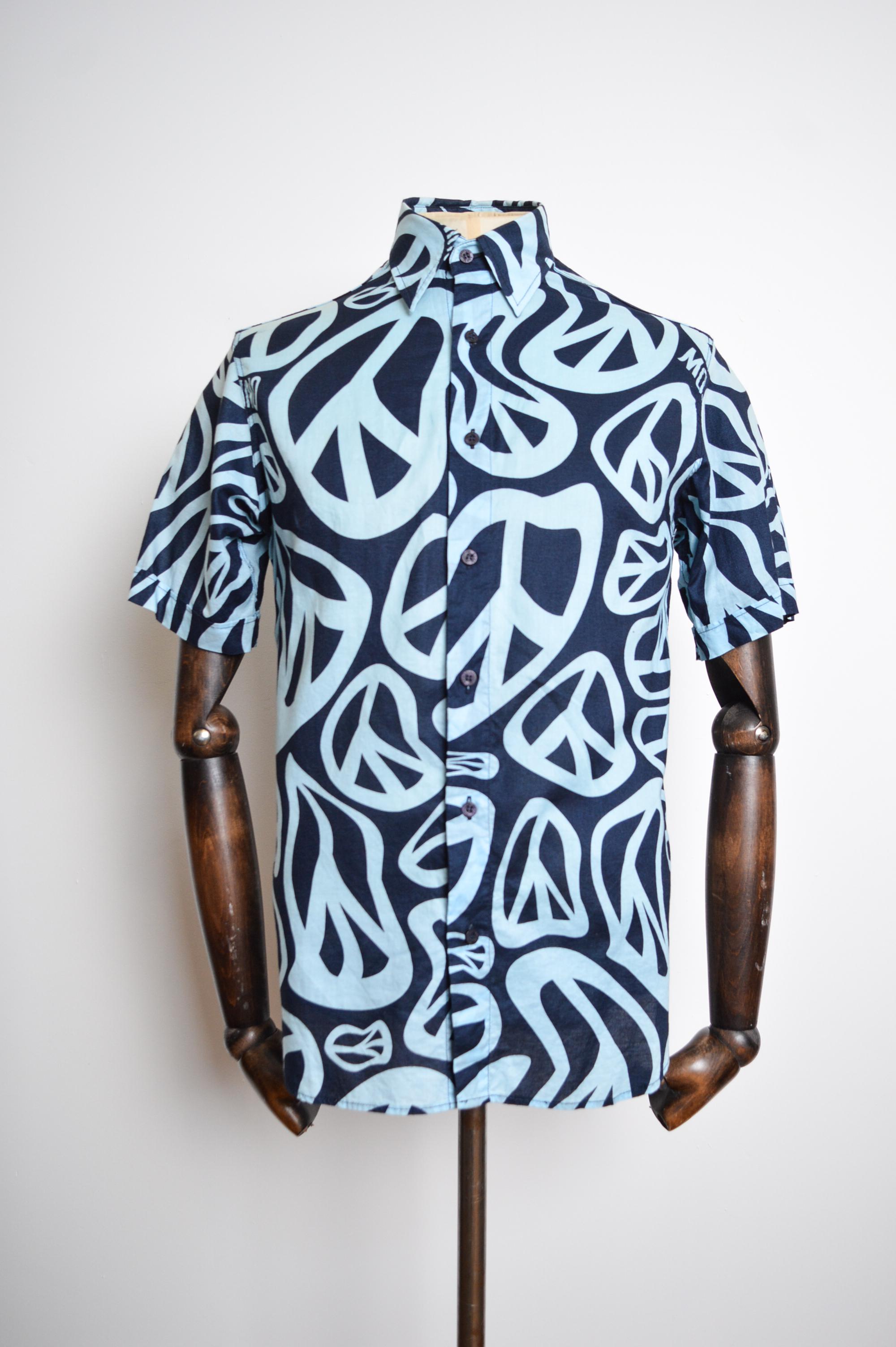 2000's Vintage MOSCHINO Blue Cotton Peace Symbol Short Sleeve Ibiza Shirt In Good Condition For Sale In Sheffield, GB