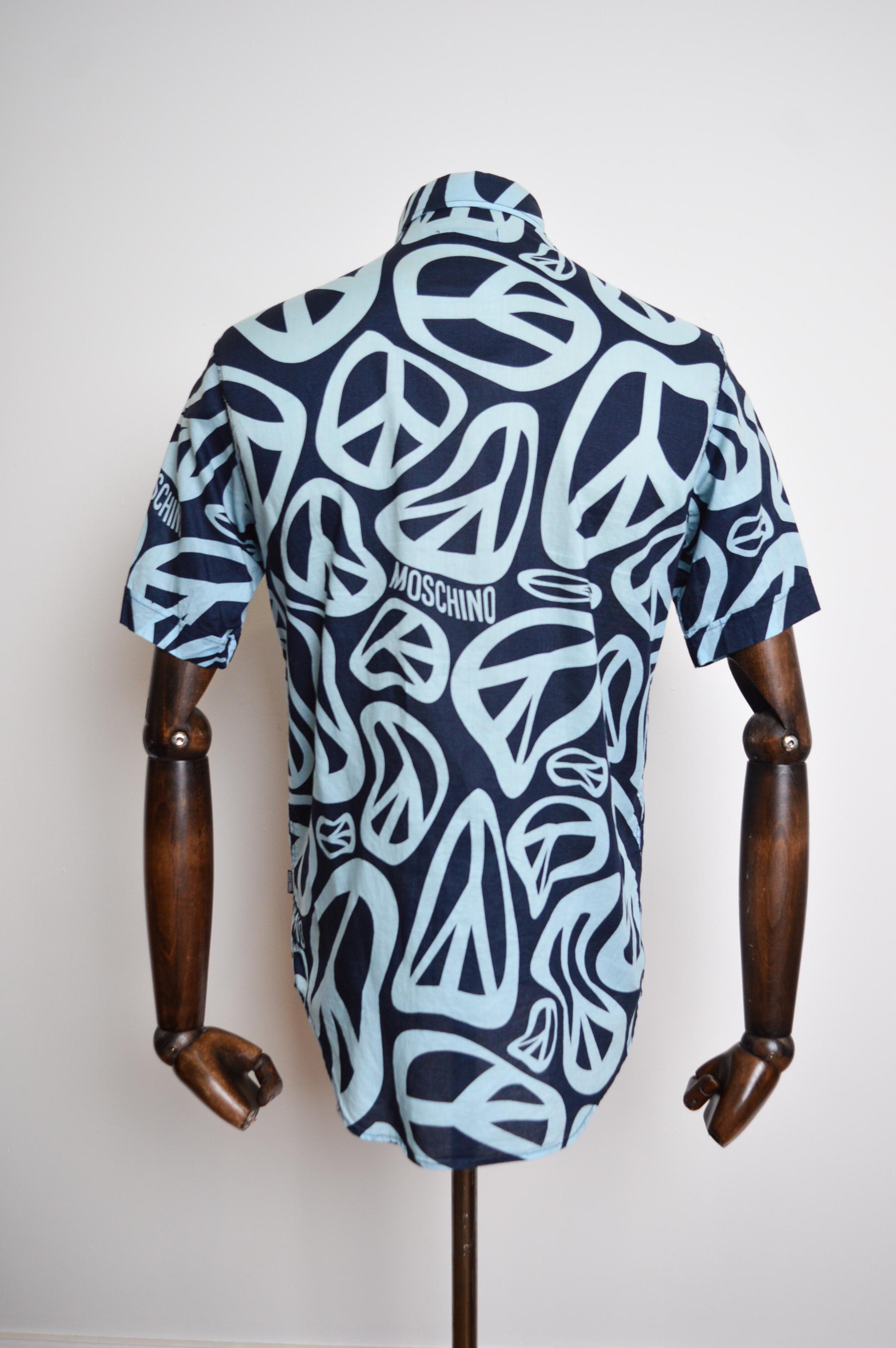 2000er Jahre Vintage MOSCHINO Ibiza Hemd aus blauer Baumwolle mit kurzen Ärmeln und Friedenssymbol im Angebot 4