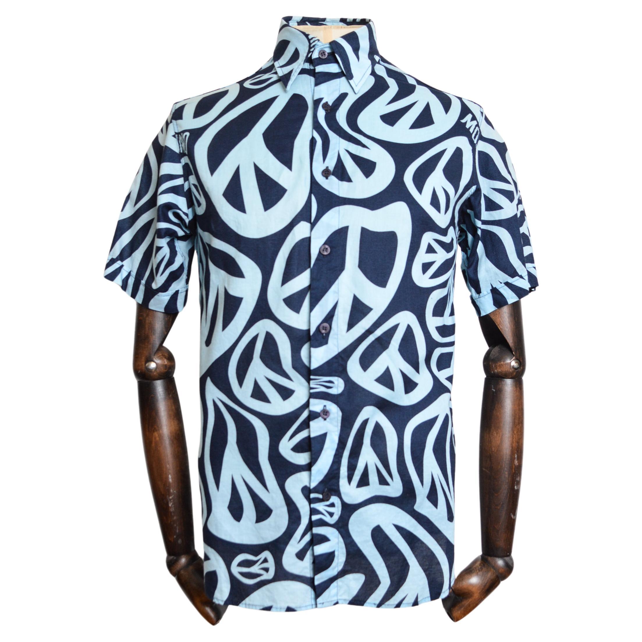 2000er Jahre Vintage MOSCHINO Ibiza Hemd aus blauer Baumwolle mit kurzen Ärmeln und Friedenssymbol im Angebot