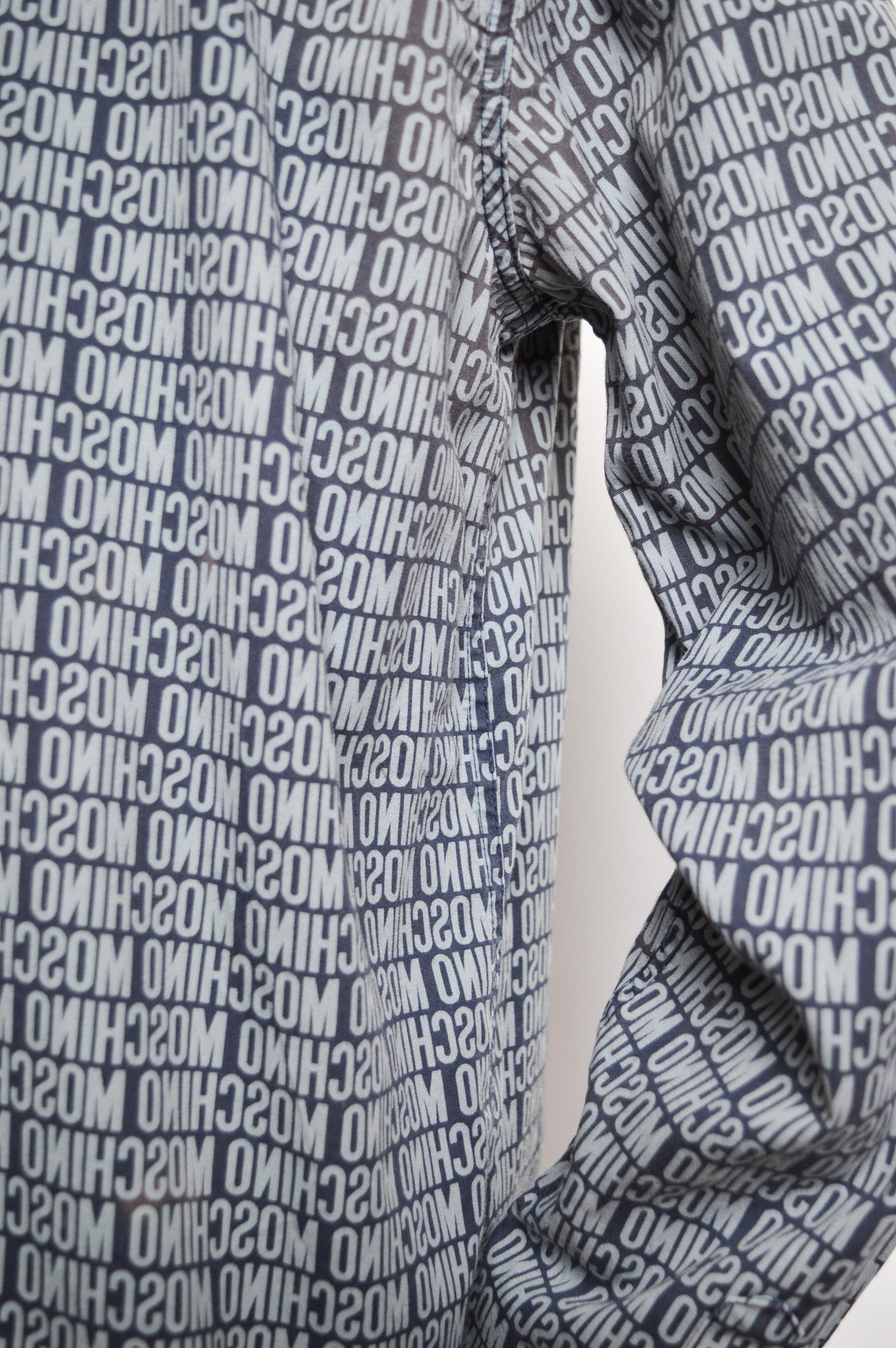 Chemise vintage MOSCHINO bleu pâle à imprimé logo répété à manches longues des années 2000 en vente 6