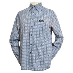 2000er Jahre Vintage MOSCHINO Blassblaues langärmeliges Hemd mit Logodruck und wiederholtem Muster
