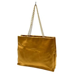 Borsa Tote vintage degli anni 2000 in raso giallo e catena d'ottone di Prada