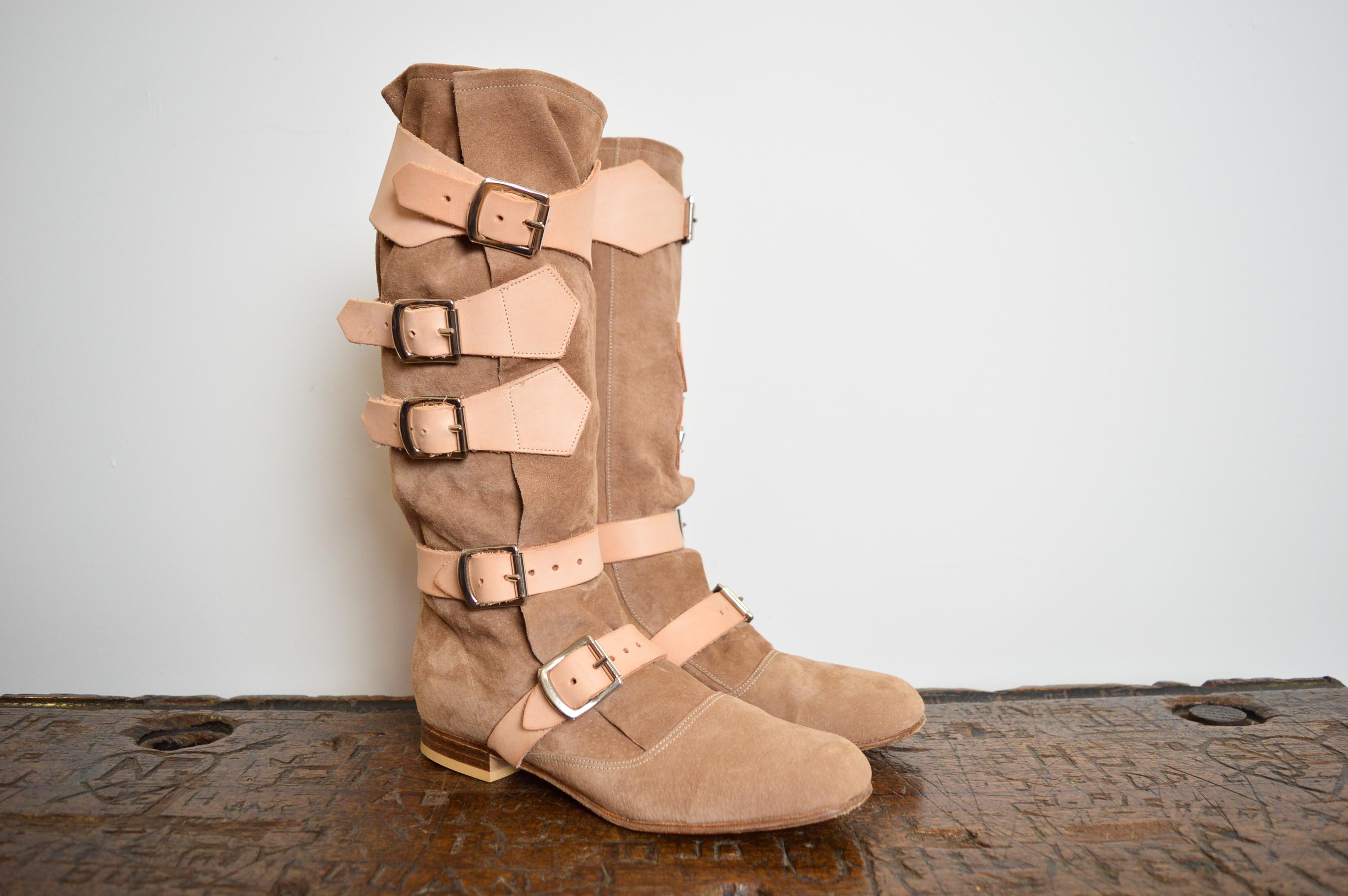 Iconic 2000's Vivienne Westwood Vintage Beige Suede & Tan leather buckle up Pirate Boots !

Features:
Handmade in England
Iconic design
Full Suede Outer material with five tan leather buckles and chrome hardware
U.K. Size 4.5 / EU Size 37.5
Heel