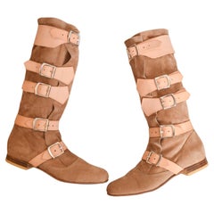 2000er Vivienne Westwood kniehohe Pirate-Stiefel aus Wildleder in Beige und Tan mit Lederschnalle