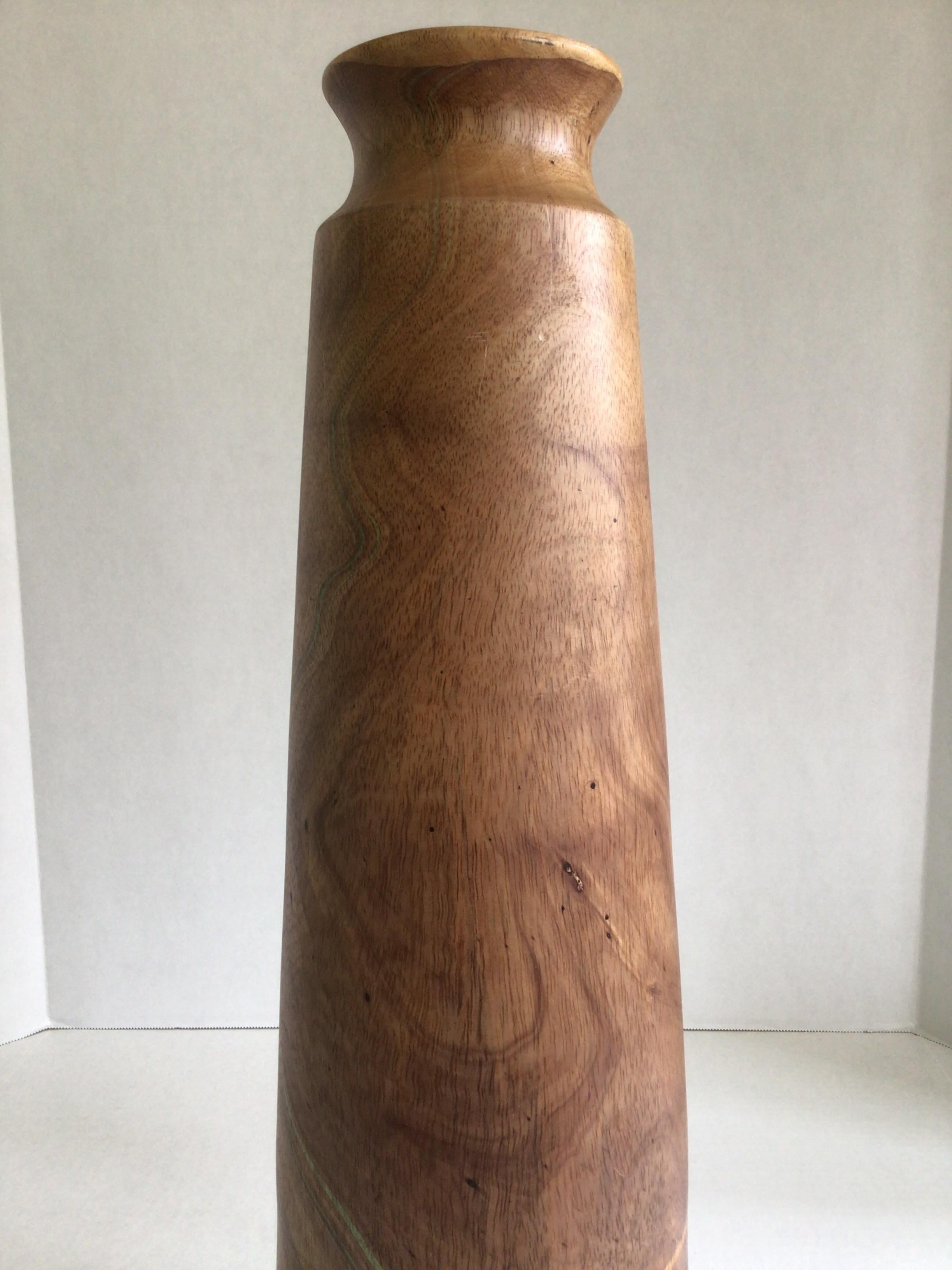 Vase en bois des années 2000 avec un motif vert tourbillonnant et un poli naturel
Fabriqué à la main en bois de manguier massif
Tourné à la main par un artisan qualifié 