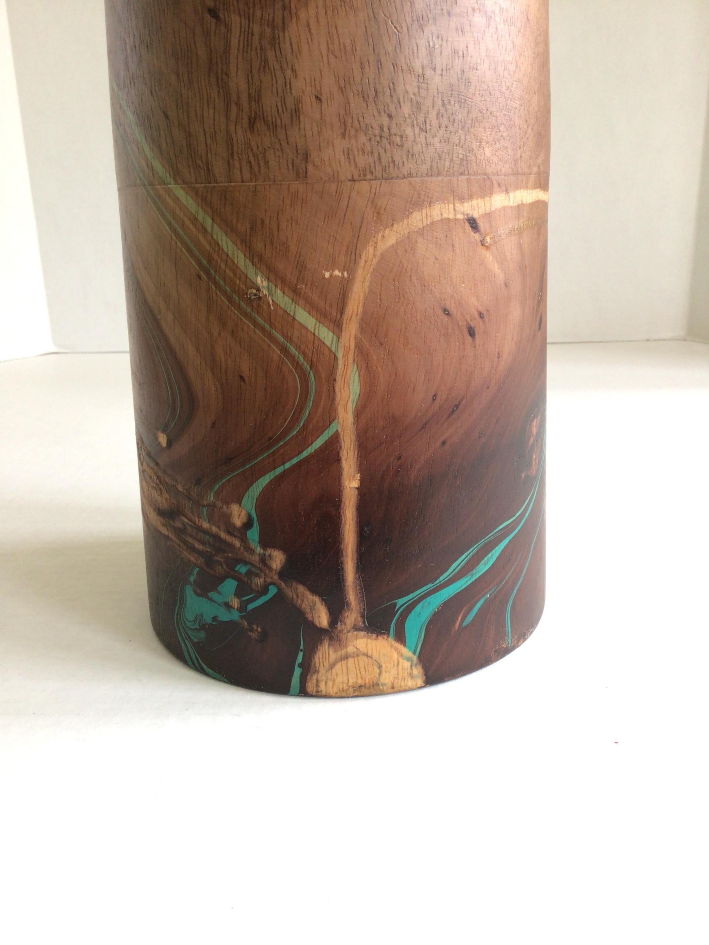 Organique Vase en bois des années 2000 avec un motif vert tourbillonnant et un poli naturel en vente