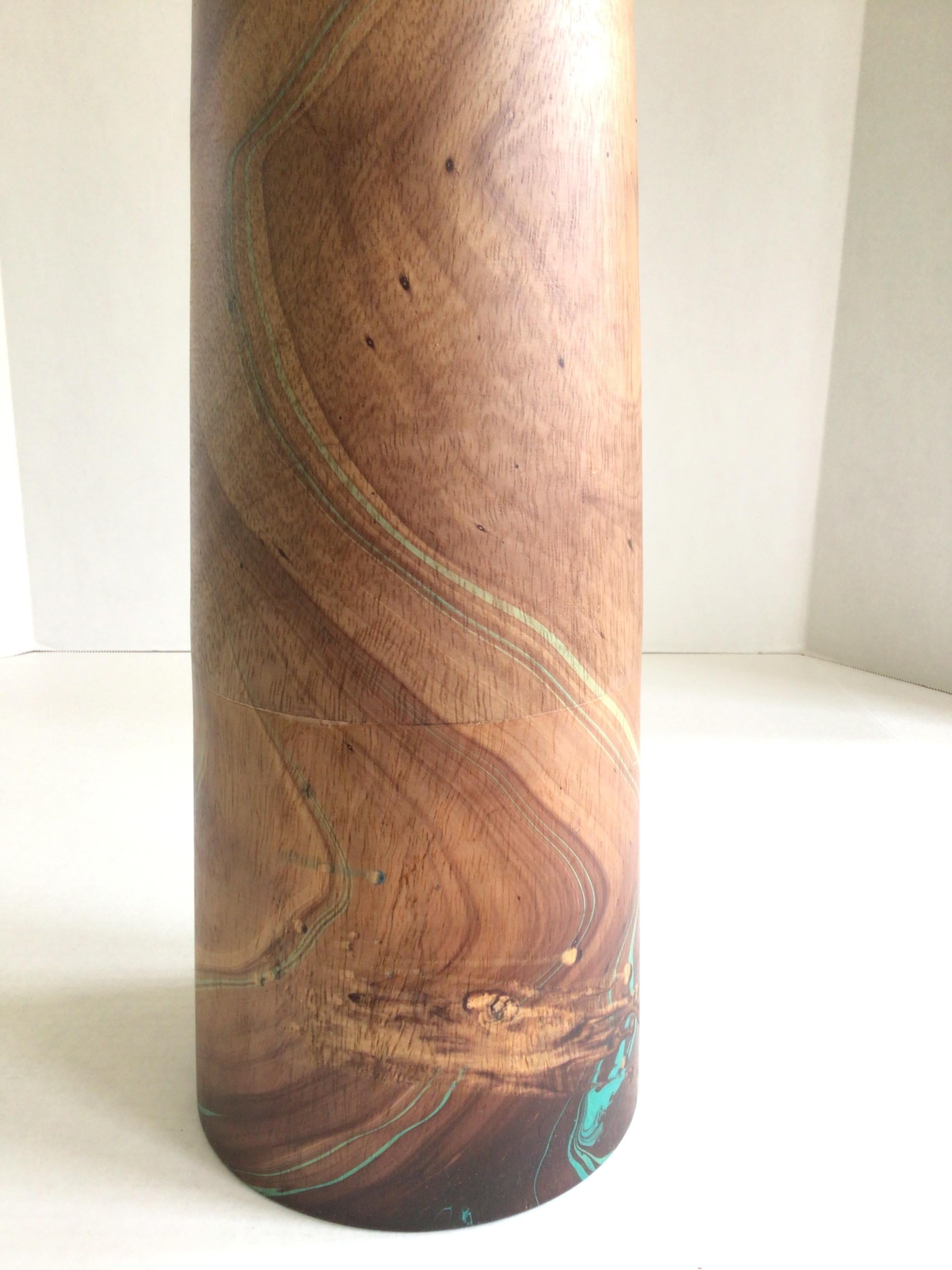Peint à la main Vase en bois des années 2000 avec un motif vert tourbillonnant et un poli naturel en vente