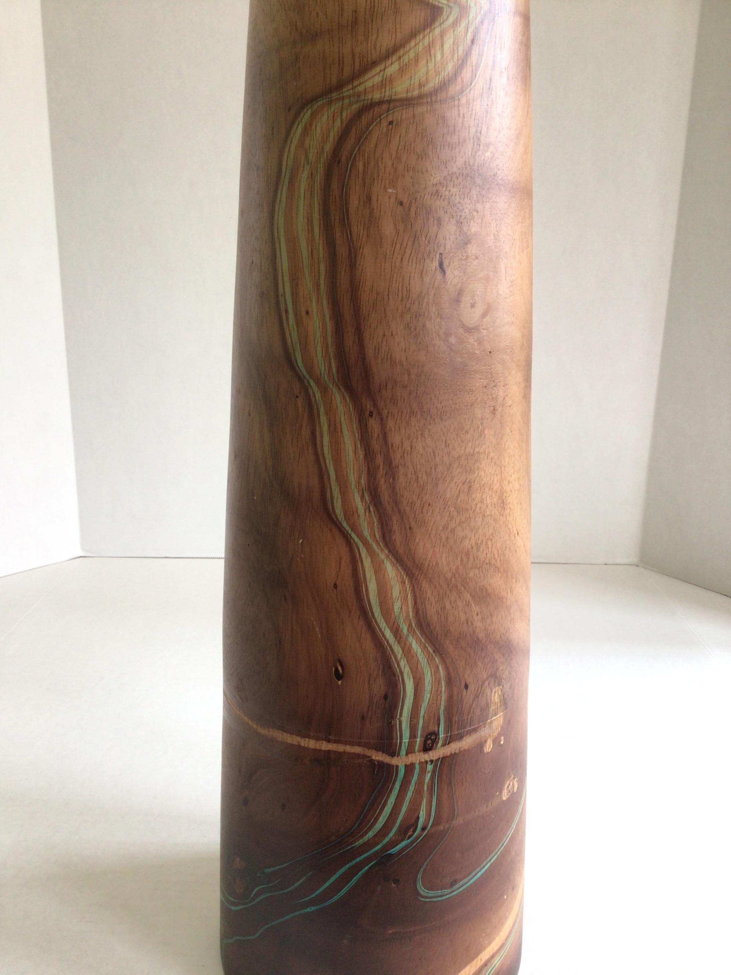 Vase en bois des années 2000 avec un motif vert tourbillonnant et un poli naturel Bon état - En vente à Tarrytown, NY