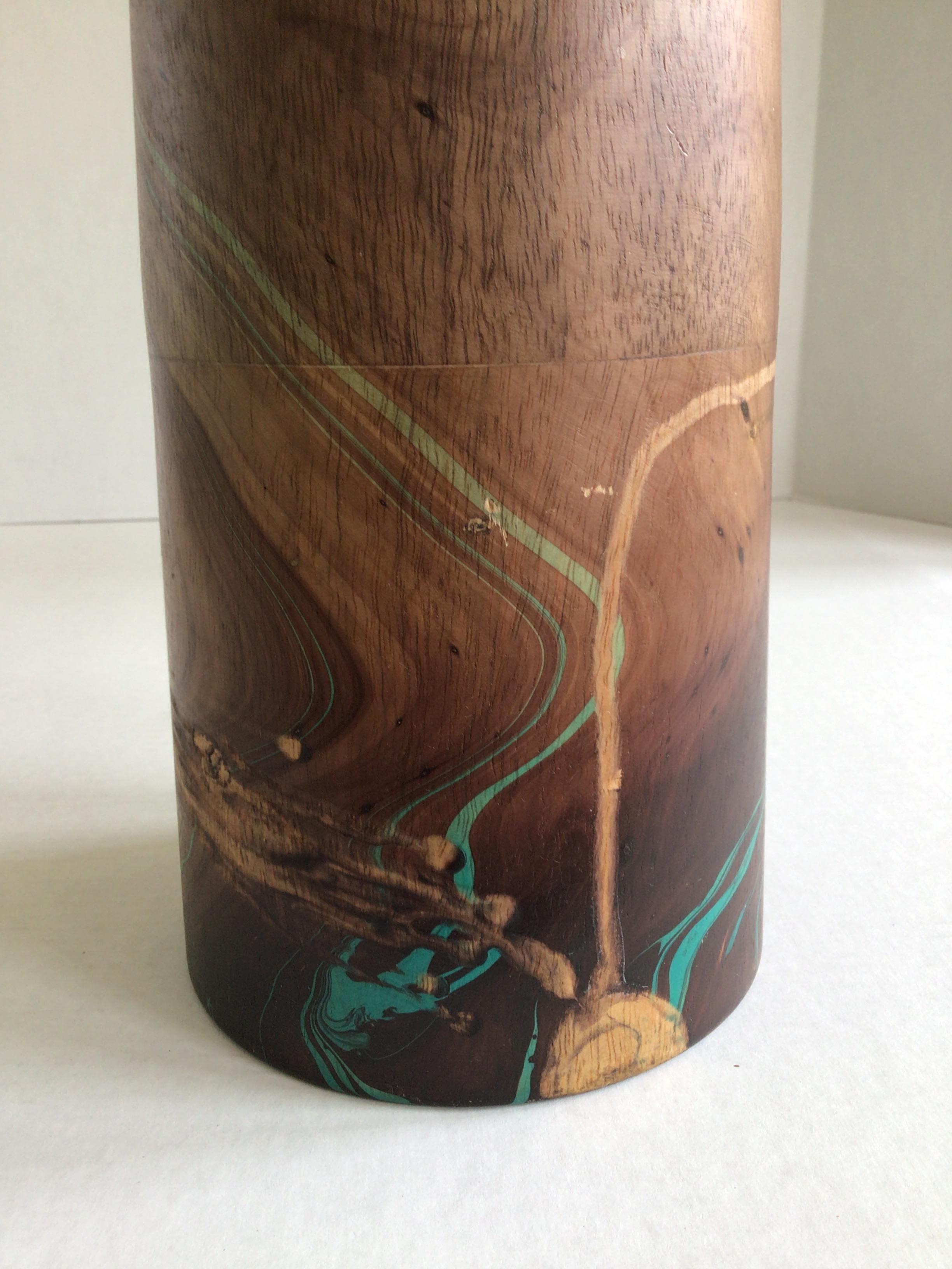 XXIe siècle et contemporain Vase en bois des années 2000 avec un motif vert tourbillonnant et un poli naturel en vente
