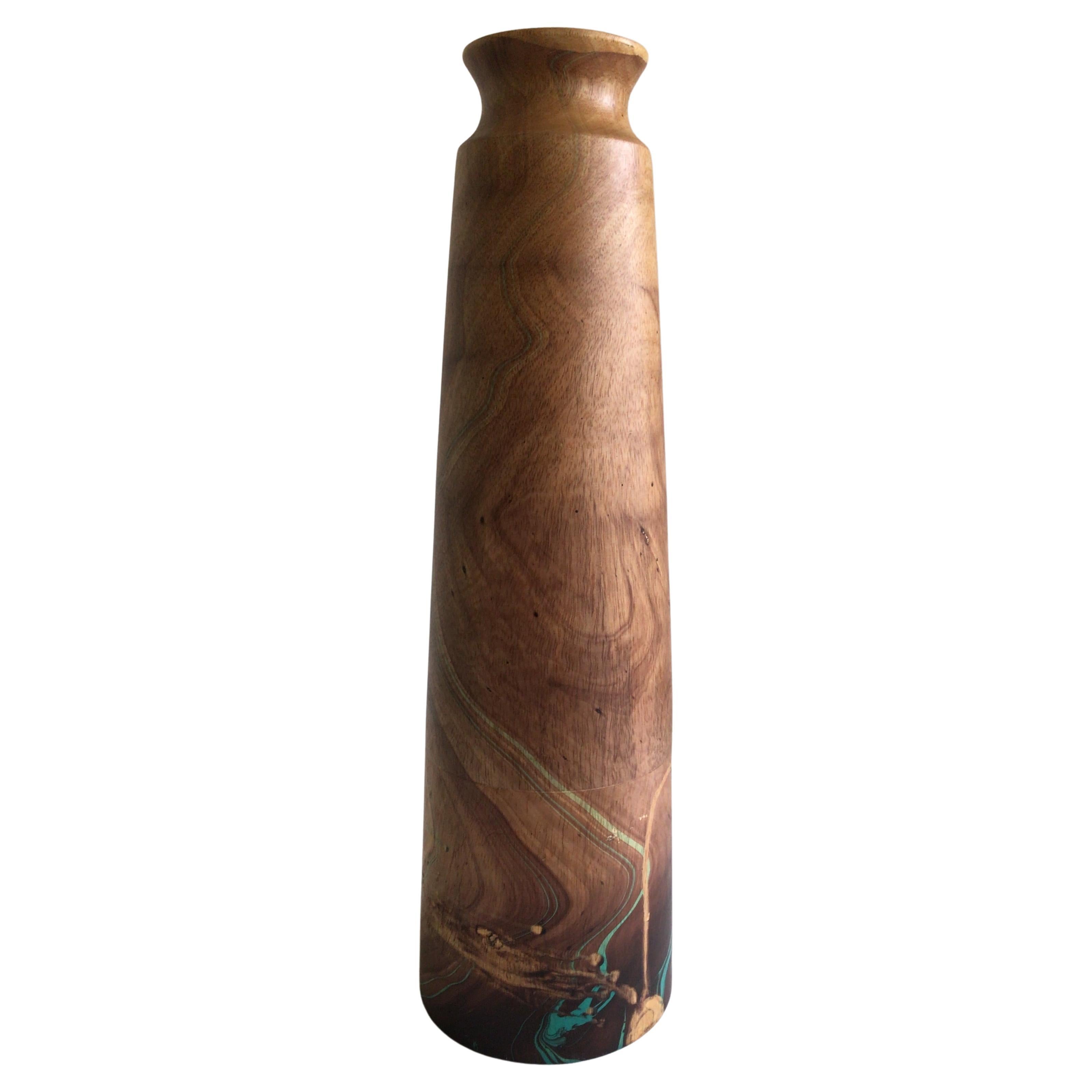 Vase en bois des années 2000 avec un motif vert tourbillonnant et un poli naturel en vente