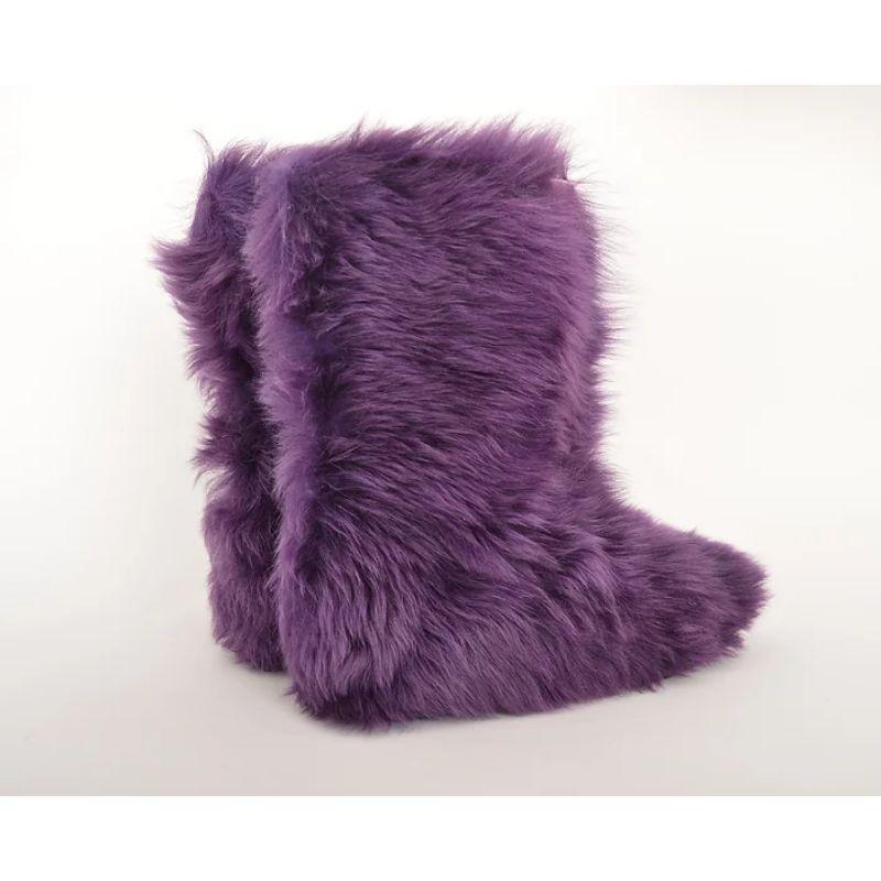 Garish 2000's Vibrant purple sheepskin moon boots by Moschino's Cheap & Chic label.

MADE IN ITALY !

Features:
Fully leather lined interior 
Rubber soles
Purple sheepskin exterior

Sizing: EU 39.5 / UK 6.5
Condition: 6/10. Fur is thinner on the