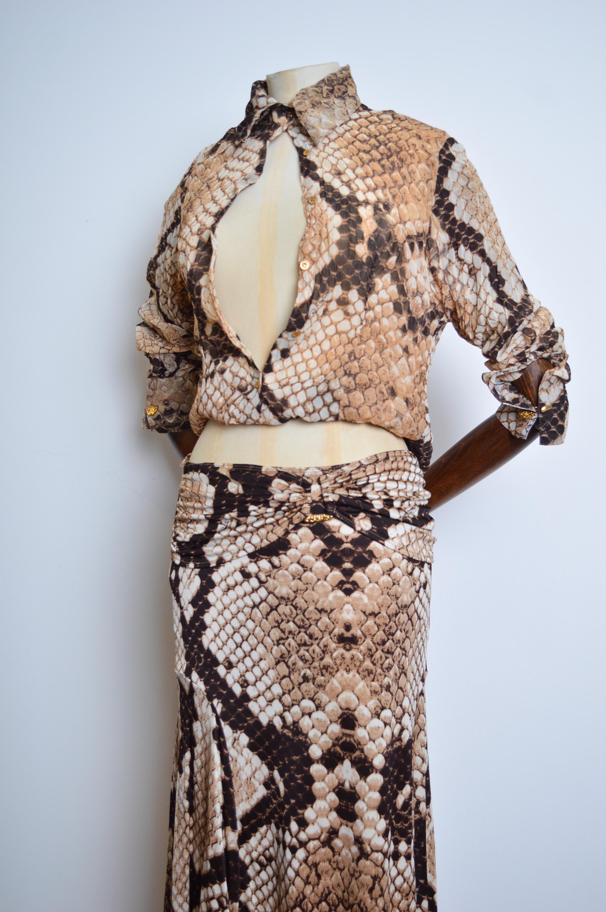 Ensemble chemise et jupe taille basse en soie peau de serpent Roberto Cavalli Vintage 2000's Pour femmes en vente