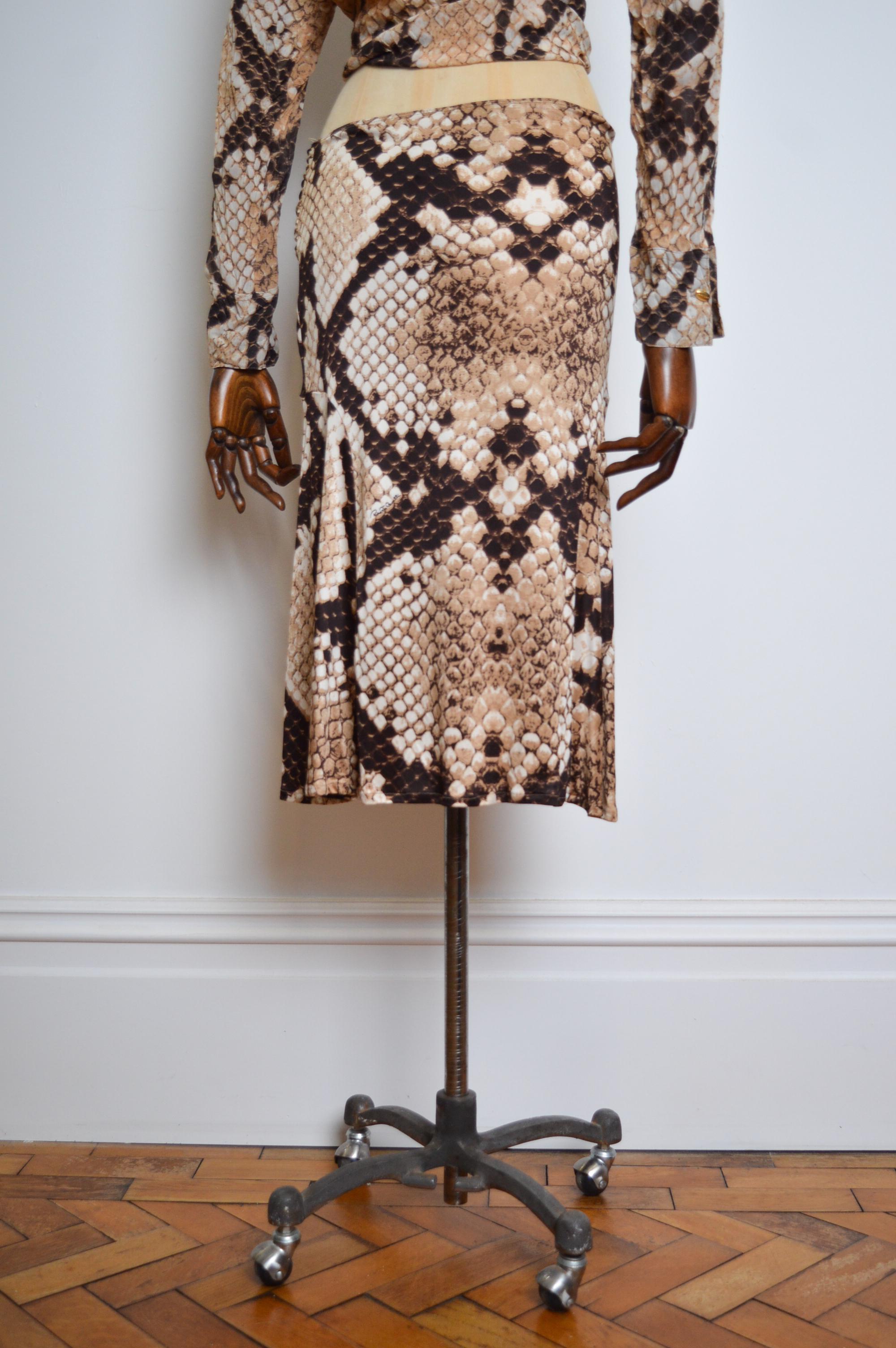 2000's Y2k Roberto Cavalli Vintage Snakeskin Silk Shirt & Low rise Skirt Set For Sale 5