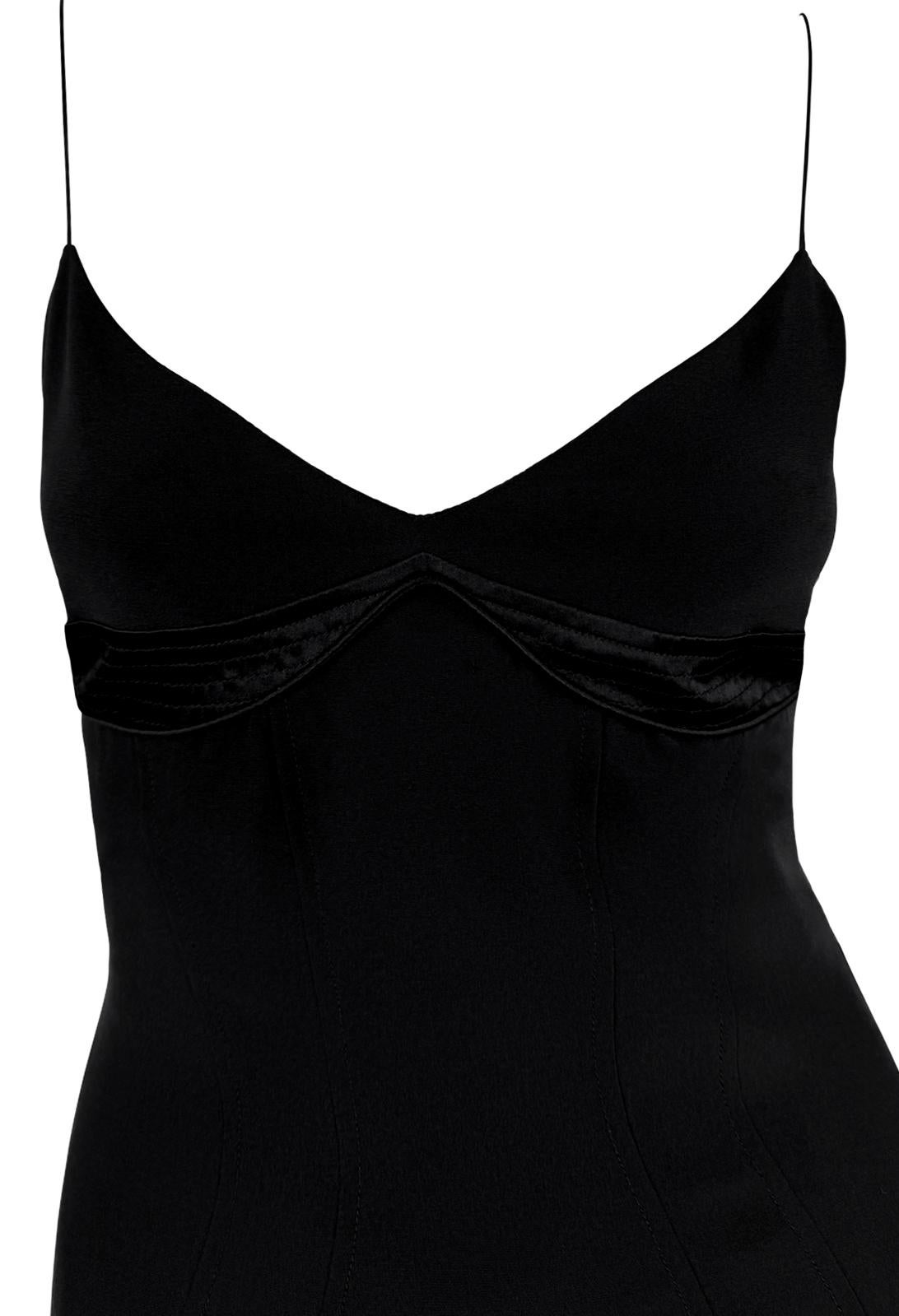 Cette robe des années 2000 de Yigal Azrouël présente une silhouette noire élégante avec des bordures en satin au niveau du buste, une forme ajustée en sablier et de délicates bretelles spaghetti.

Mesures approximatives :
Taille - enlevée
Poitrine :