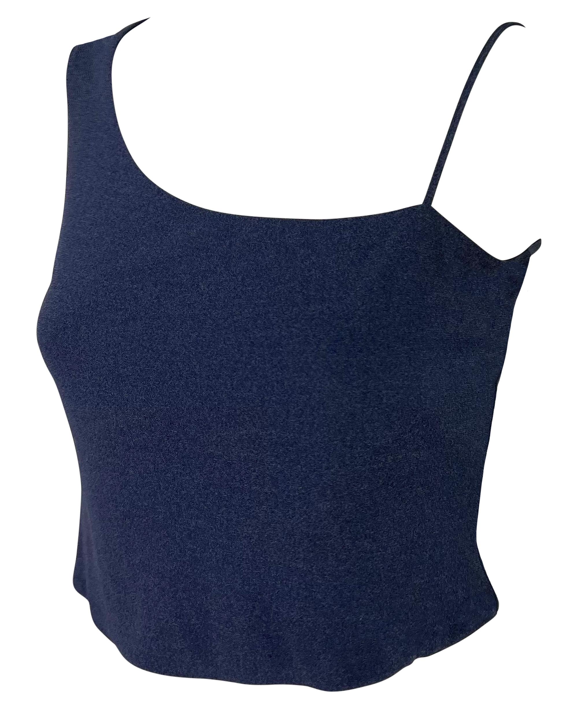 Dieses dunkelblaue Crop-Top von Yigal Azrouël aus den frühen 2000er Jahren zeichnet sich durch ein asymmetrisches Design mit einem breiten Schulterriemen auf der einen und einem Spaghettiträger auf der anderen Seite aus.

Ungefähre Maße:
Größe -
