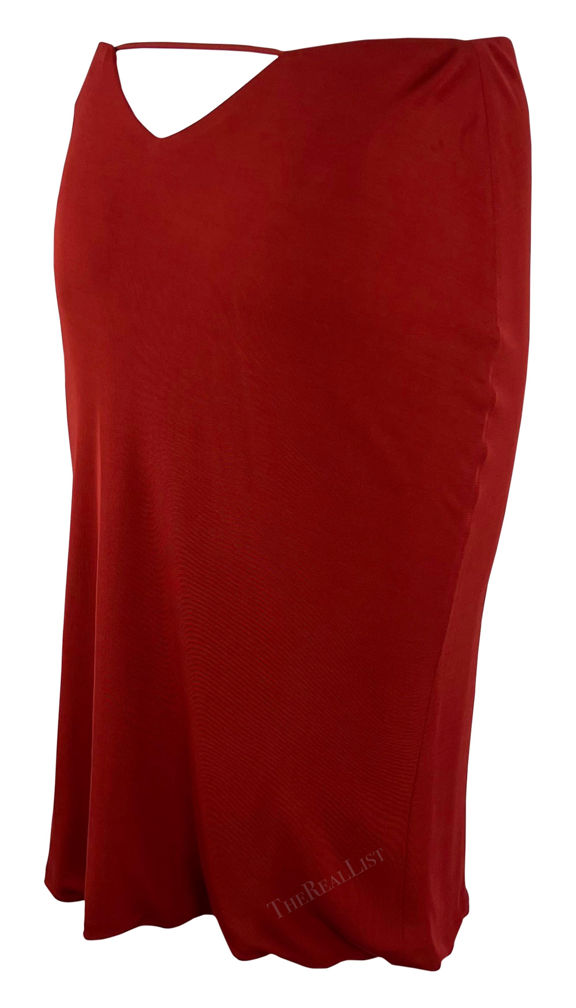 Presenting a fabulous red Yigal Azrouel stretch skirt. From the early 2000s, this form-fitting stretch skirt features a lightly flared hem and is made complete with a cut-out at the rear. 

Approximate measurements:
Size - 3US
Waistband to hem:
