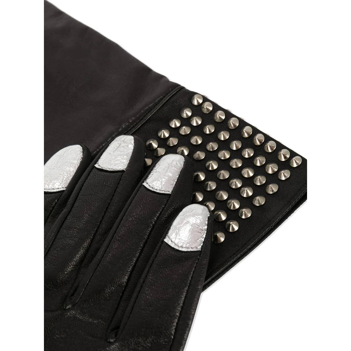 Yohji Yamamoto black leather gloves with decorative tiny studs and silver inserts on the fingertips.

Measurements
Width: 16,5 cm

Product code: A5623

Composition: Leather

Made in: Japan

Condition: Very good conditions