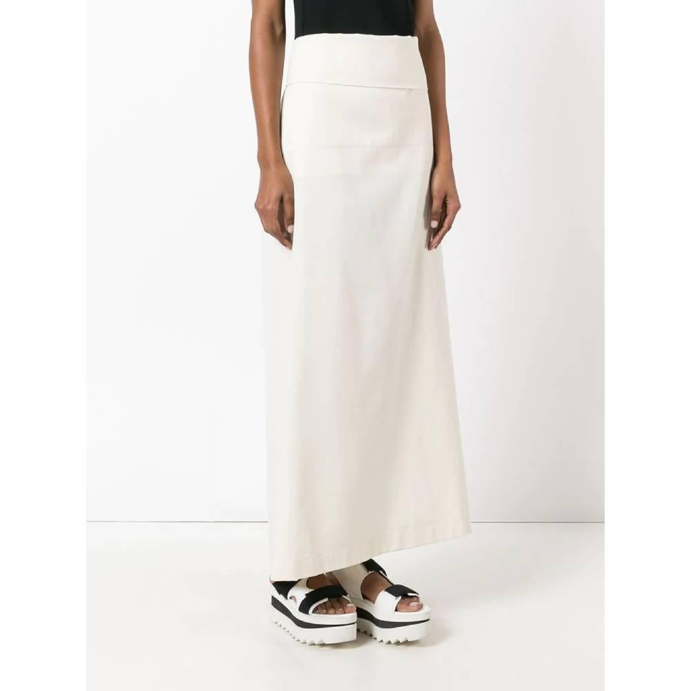 Yohji Yamamoto long wallet skirt in off-white silk and cotton blend, trapeze model and zip closure.
Years: 2000s

Made in Japan

Size: L

Flat measurements:

Lenght: 110 cm