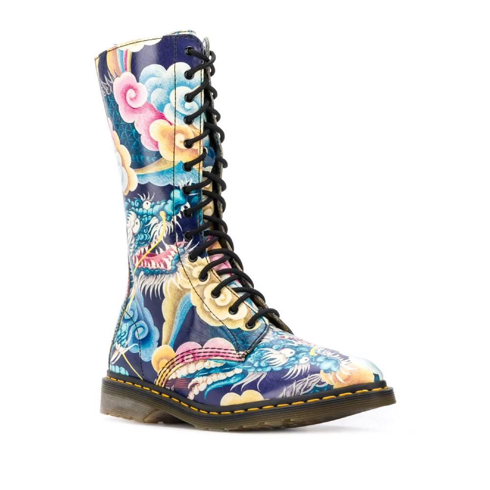 Yohji Yamamoto X Dr. Martines boots in multicolor patterned leather. Model with mid-calf length, pointed design, low heel, closure with laces and internal zip.
Made in Thailand

Years: 2000s

Size: 39 UE

Heels: 2,5 cm
Height: 26 cm 