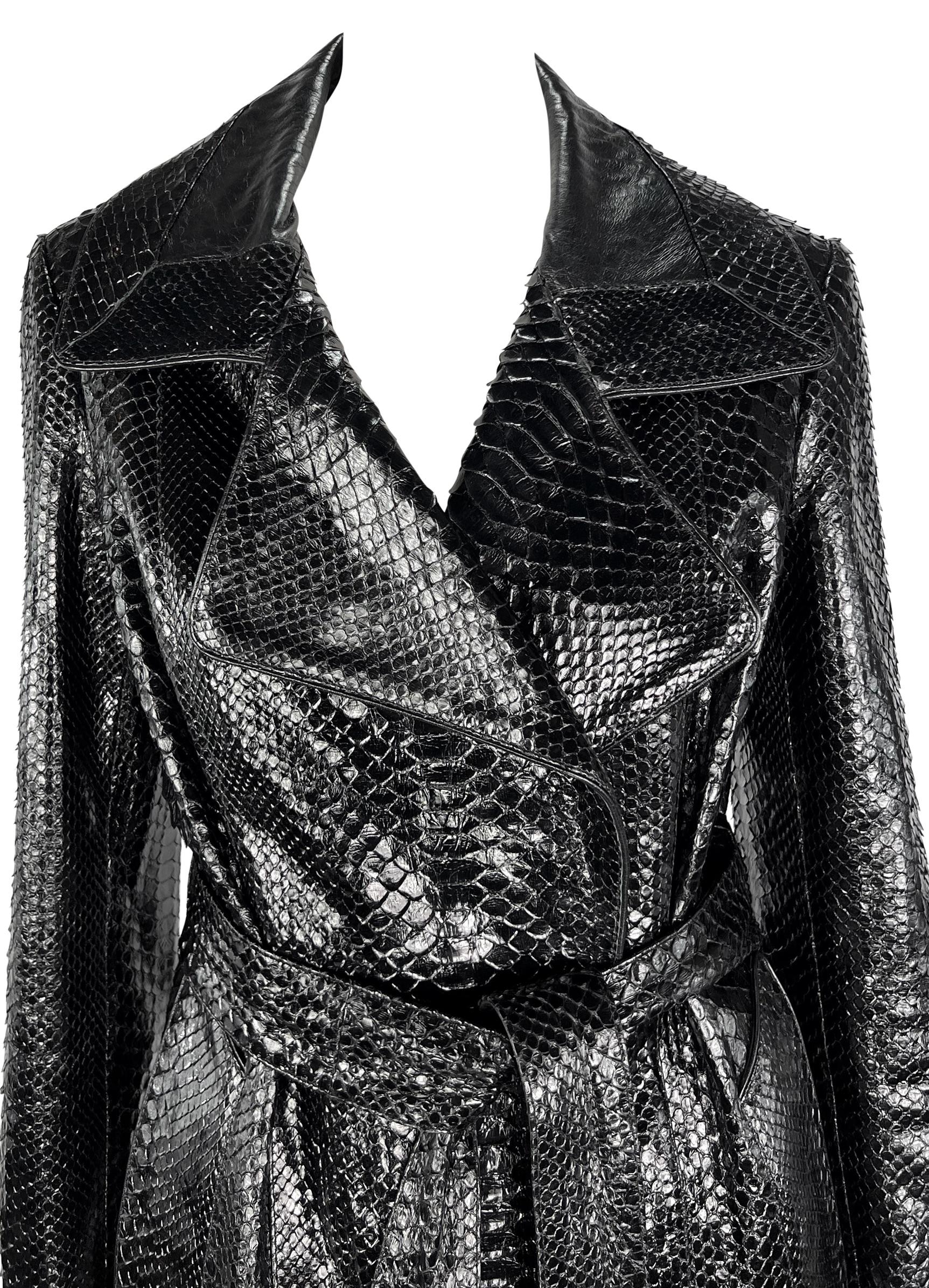 Tom Ford entwarf diesen auffälligen Yves Saint Laurent Rive Gauche Mantel in den frühen 2000er Jahren. Dieser schwarze YSL-Trench ist komplett aus schwarzem, glänzendem Pythonleder gefertigt. Der Mantel hat ein breites Revers, einen passenden