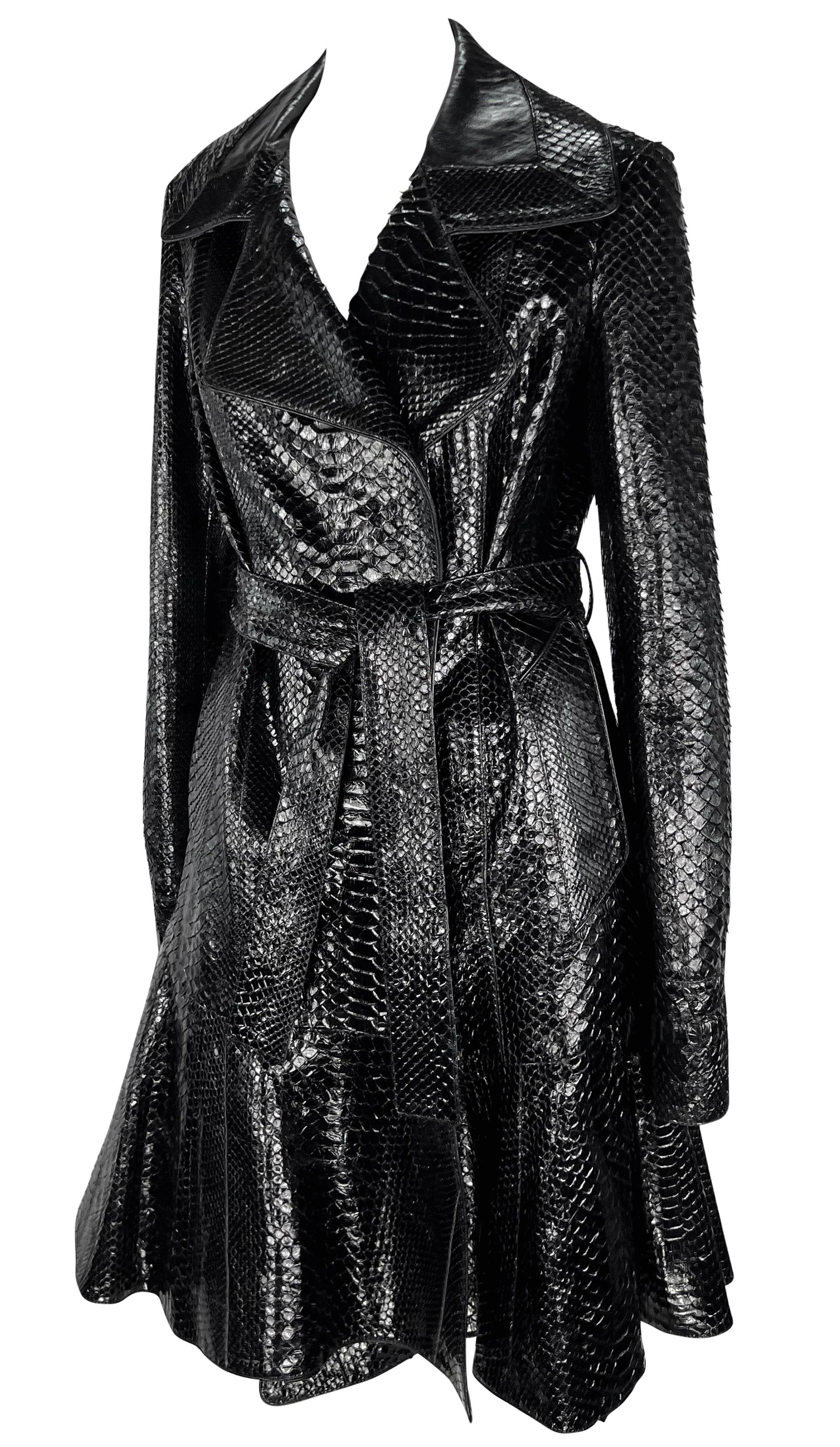 2000er Jahre Yves Saint Laurent by Tom Ford Schwarzer Mantel aus Pythonhaut mit ausgestelltem Saum im Zustand „Hervorragend“ im Angebot in West Hollywood, CA