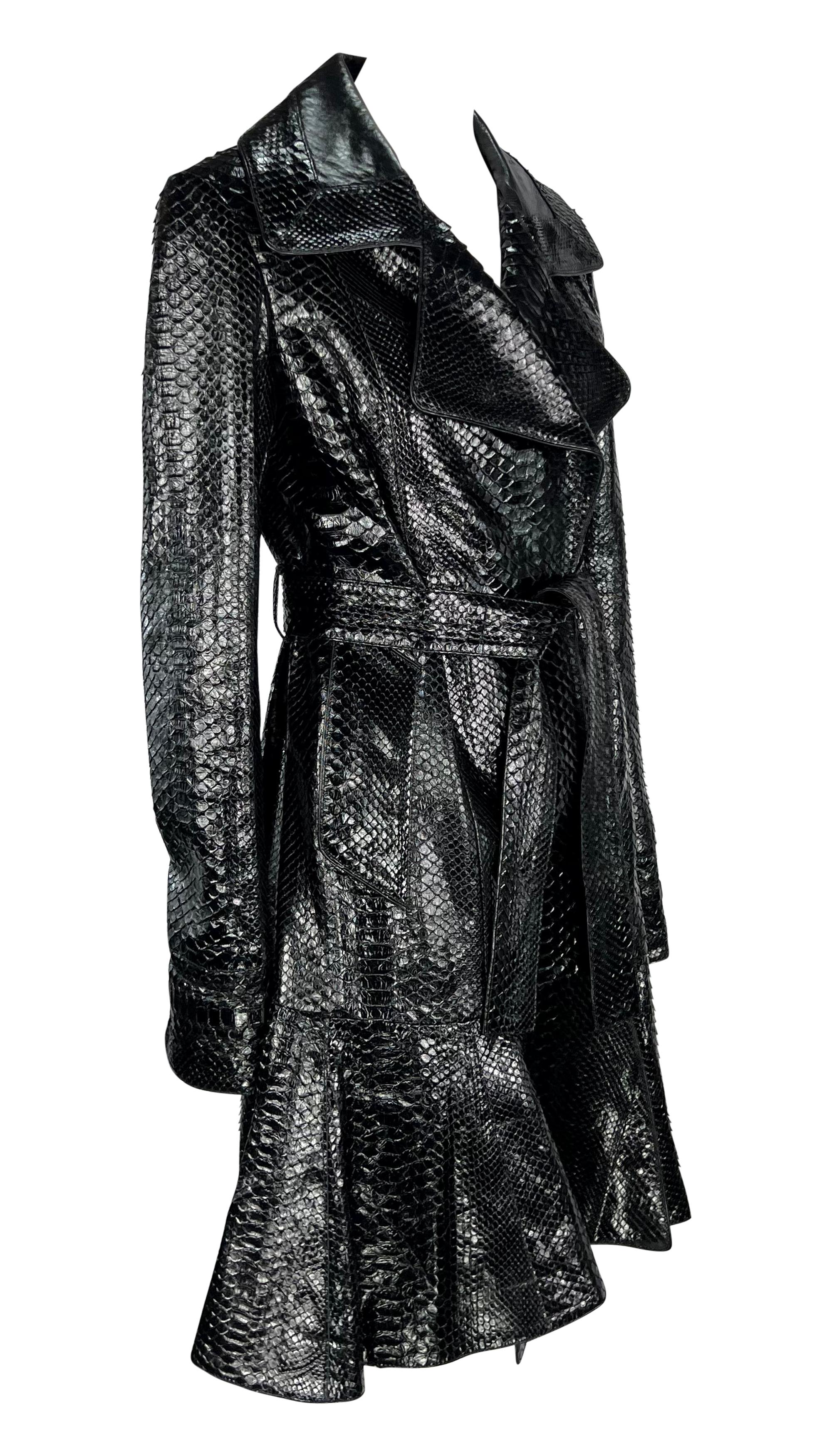 2000er Jahre Yves Saint Laurent by Tom Ford Schwarzer Mantel aus Pythonhaut mit ausgestelltem Saum im Angebot 3