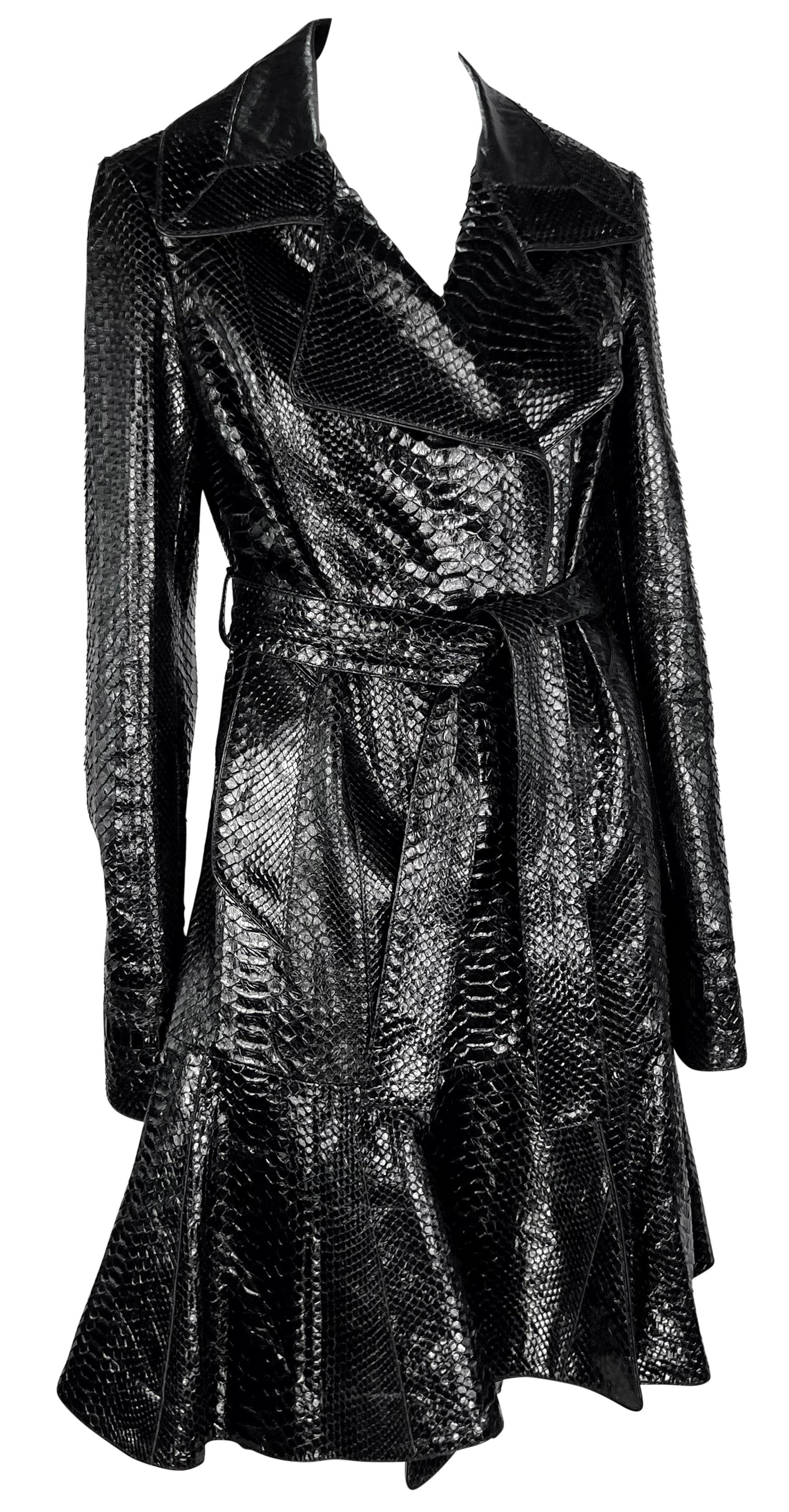 2000er Jahre Yves Saint Laurent by Tom Ford Schwarzer Mantel aus Pythonhaut mit ausgestelltem Saum im Angebot 4
