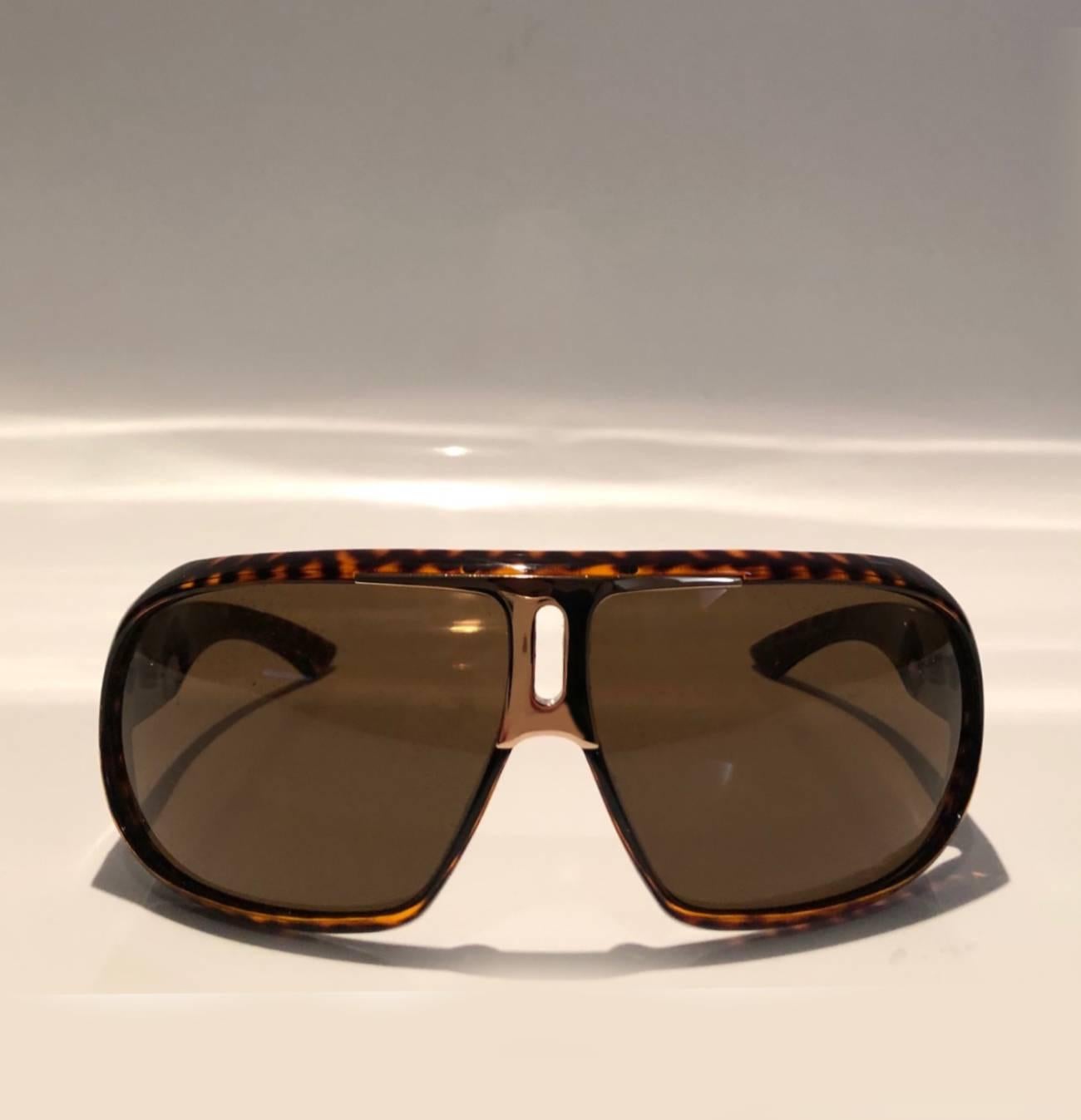Yves Saint Laurent Havanna Brown Vollrand-Sonnenbrille, braune kratz- und stoßfeste Gläser, stabiler Kunststoffrahmen, goldfarbene Metallteile, 100-prozentiger UVA- und UVB-Schutz, Modell: 2199/S, Hergestellt in Italien



Zustand: aus Vorbesitz,