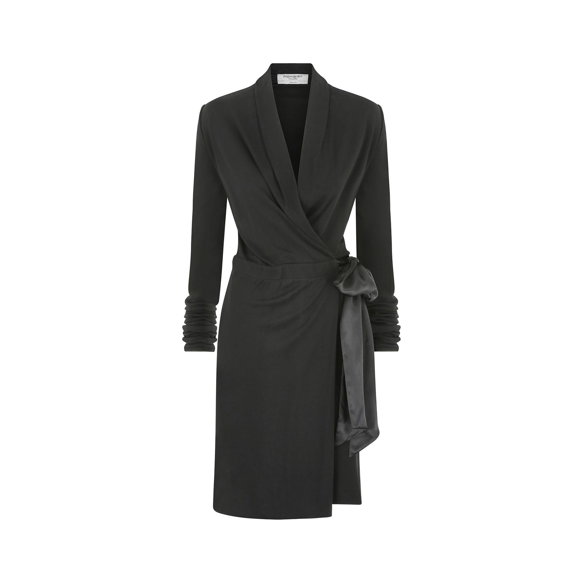 Dieses elegante Jerseykleid von Yves Saint Laurent ist ein typisches Design, das seit dem Modeschöpfer selbst von fast allen Kreativdirektoren in den Kollektionen aller Jahreszeiten interpretiert wurde. Der tiefschwarze Viskosestoff hat eine