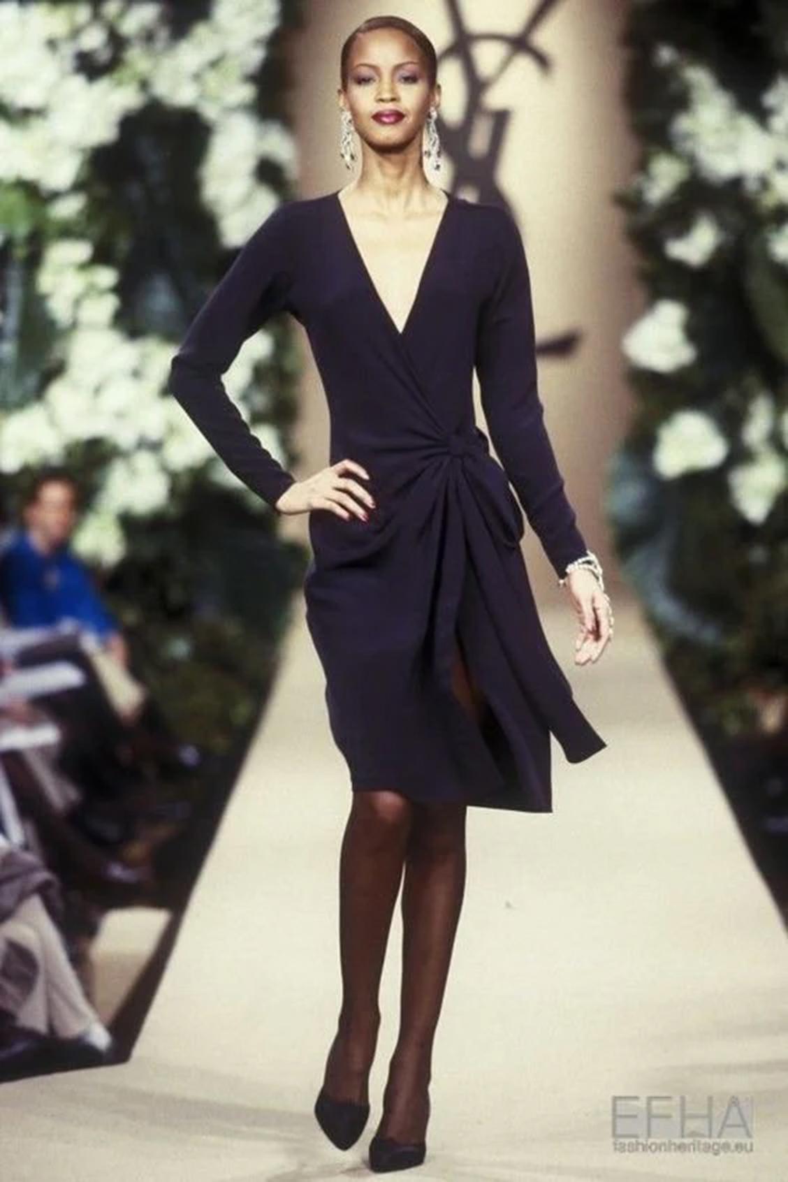 2000er Jahre Yves Saint Laurent Schwarzes langärmeliges Jersey-Wickelkleid mit Ärmeln im Angebot 4