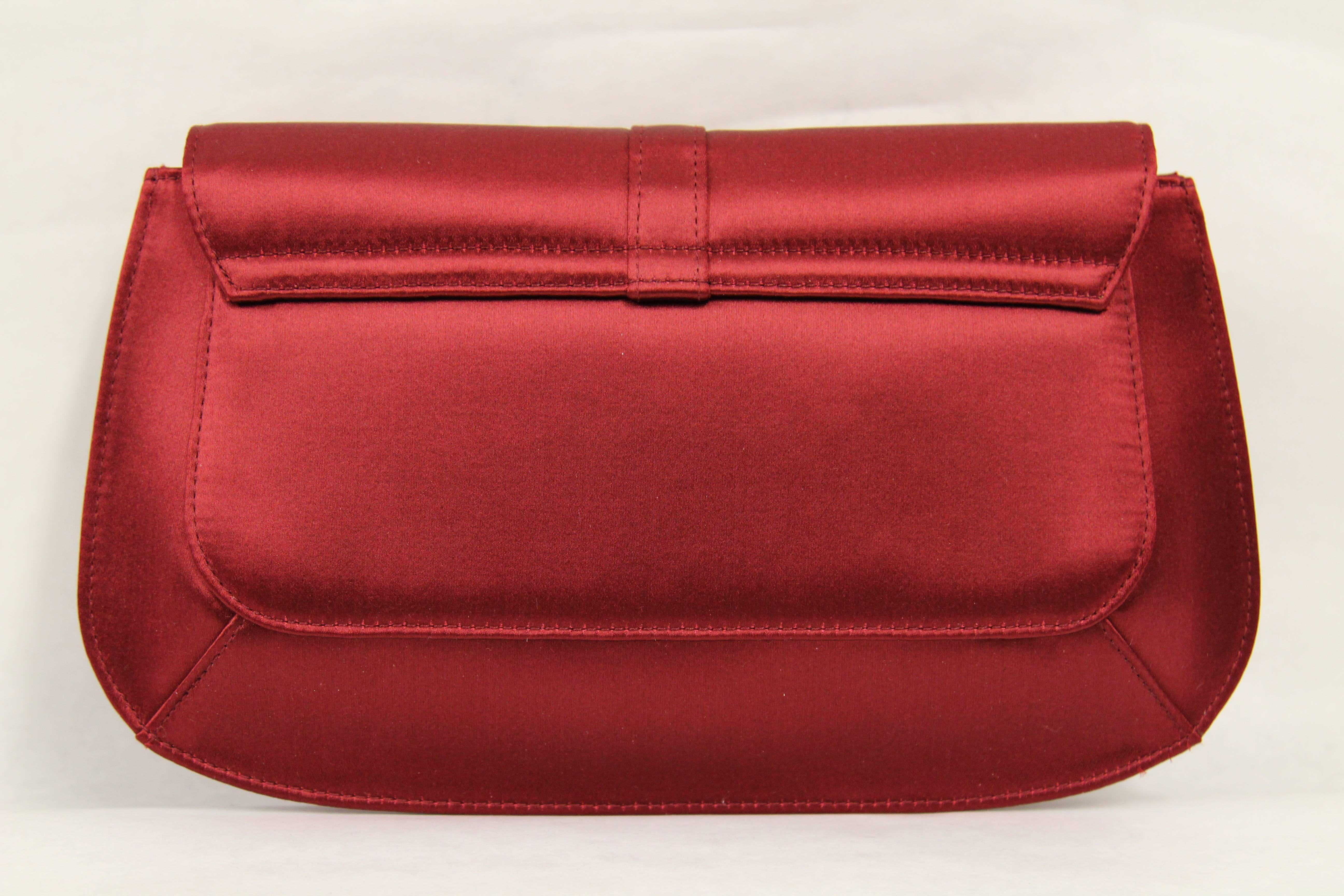 Lovely Yves Saint Laurent Rive Gauche satin silk clutch, featuring a small internal pocket.
The bag comes with the certificate of authenticity.
Excellent conditions. 

Measurements: 24 cm x 15 cm x 2 cm
