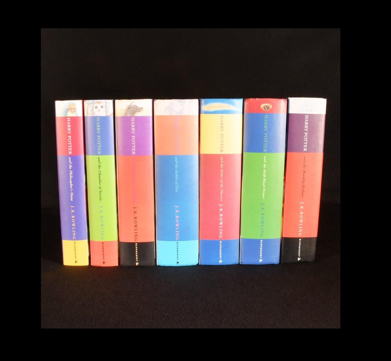 Exceptionnelle et rare édition originale complète de l'édition en gros caractères de l'intégrale de la série Harry Potter de J. K. Rowling.

Un superbe coffret comprenant les sept livres de la série magique 