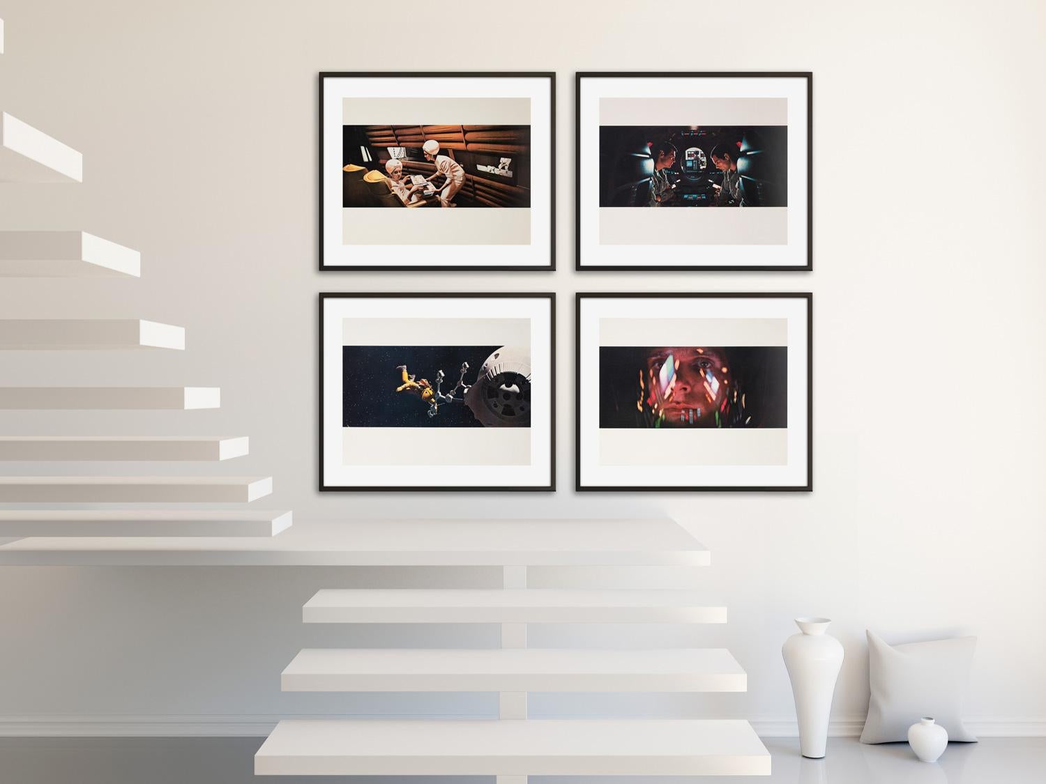 Rarissimi e fantastici fotogrammi deluxe in formato oversize del film di fantascienza di Stanley Kubrick 2001: A Space Odyssey.

Stampati in Italia in quantità limitate per essere utilizzati in occasione di proiezioni in anteprima o di spettacoli in