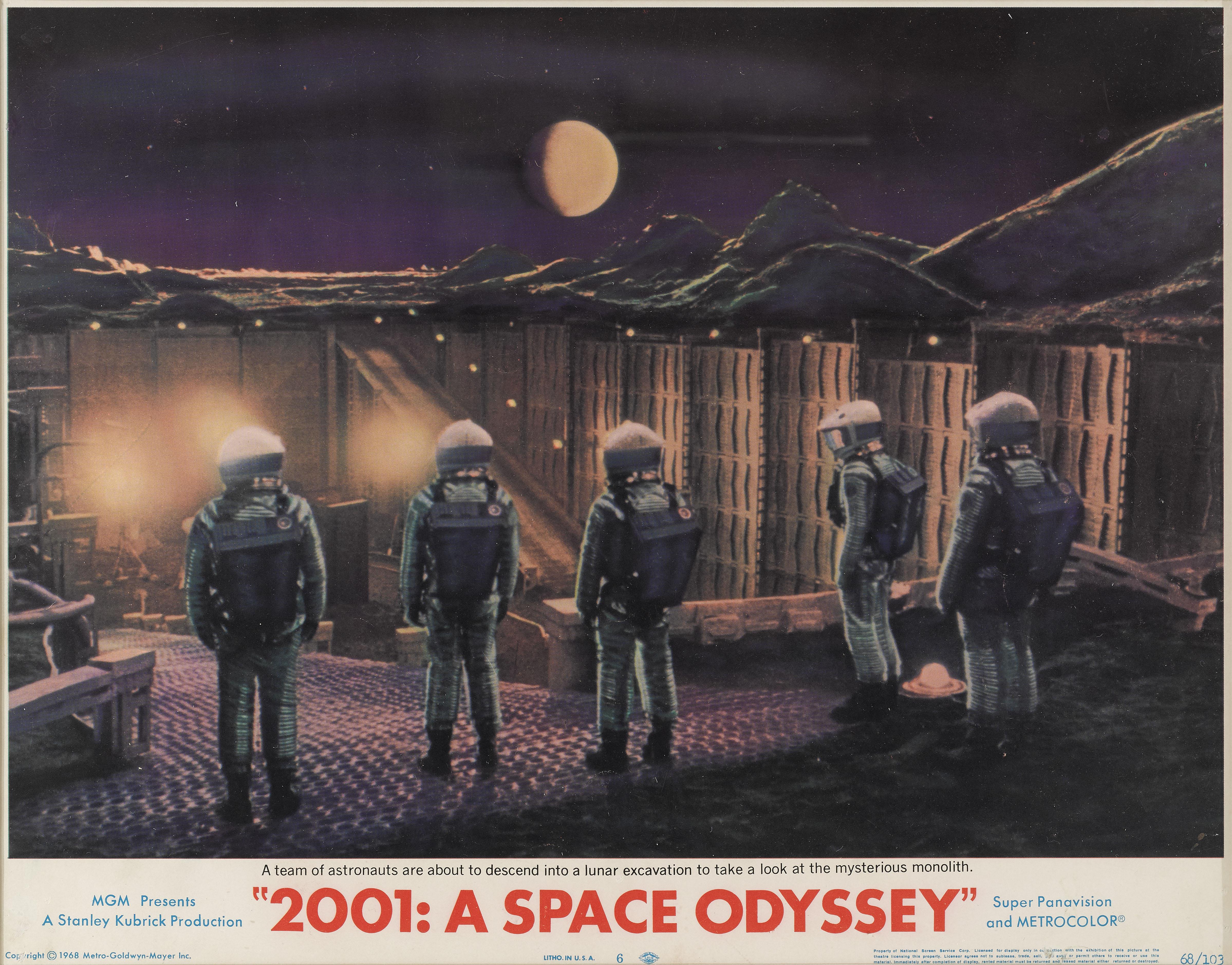 Original US-Lobbykarte Nummer 6 für Stanley Kubricks 2001: A Space Odyssey.
Diese Lobbykarte ist konservatorisch gerahmt mit UV-Plexiglas in einem Tulpenholzrahmen mit Kartenpassepartouts und UV-Plexiglas. Die angegebene Größe ist vor der