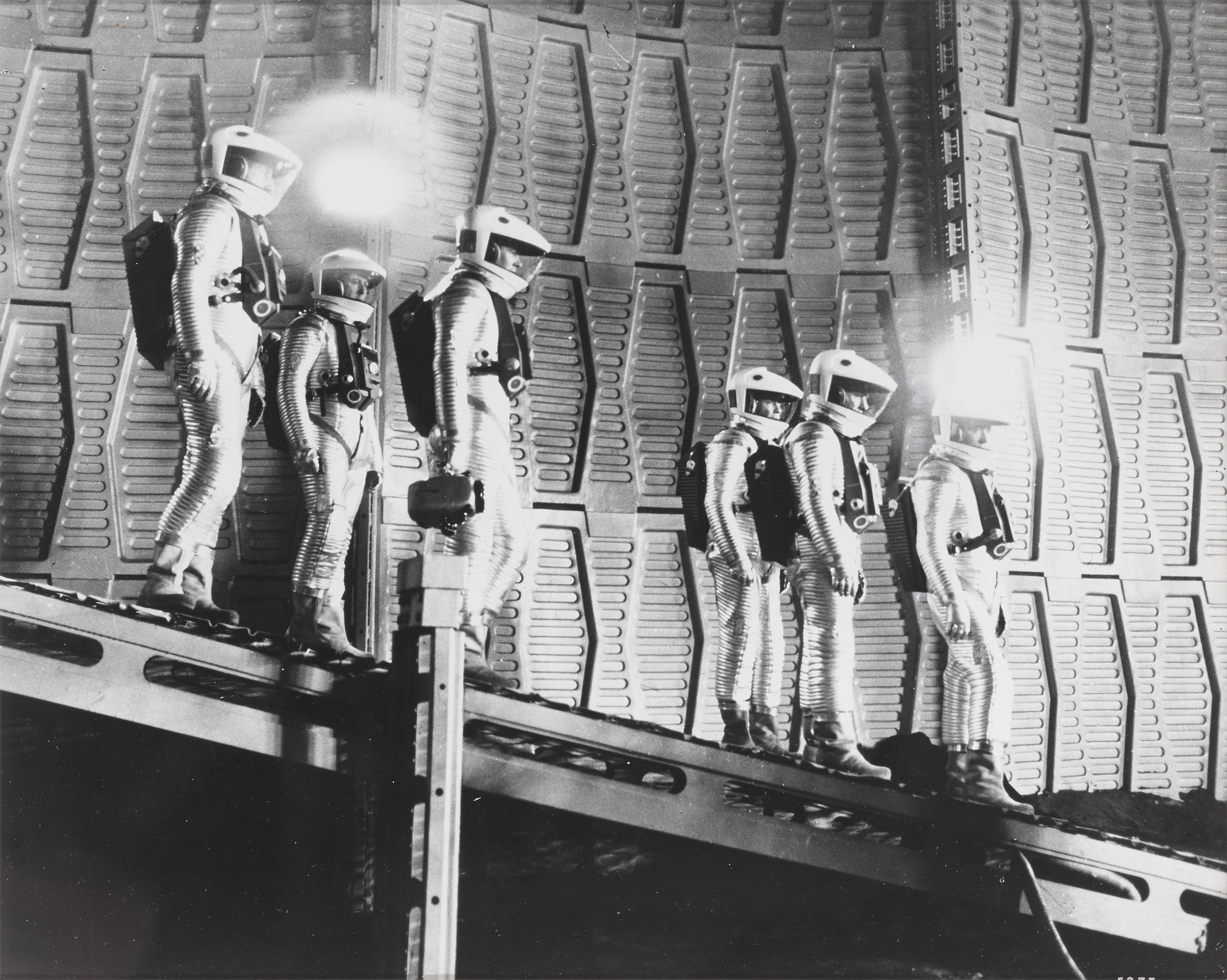 Amerikanisches Original-Fotostandbild zu Stanley Kubricks bahnbrechendem Science-Fiction-Film, der bis heute als einer der einflussreichsten Science-Fiction-Filme aller Zeiten gilt.

Dieses Werk ist konservatorisch gerahmt mit UV-Plexiglas in einem