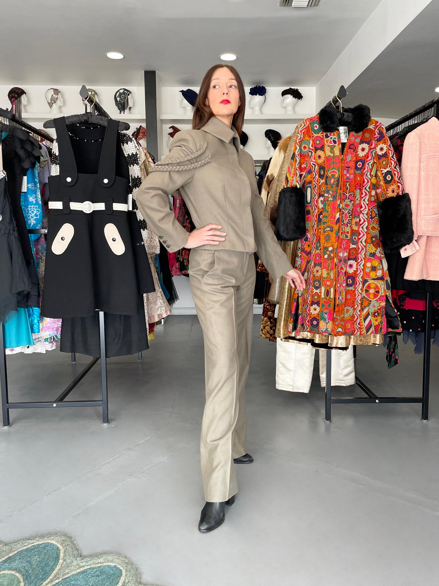 2001 Alexander McQueen Documented Runway Moss-Green Wool Braided Jacket Pantsuit In Good Condition For Sale In Beverly Hills, CA