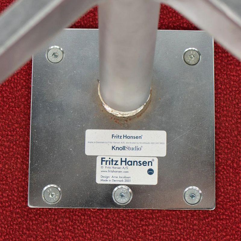 2001 Arne Jacobsen pour Fritz Hansen Chaise longue Swan en bouclier rouge en vente 3