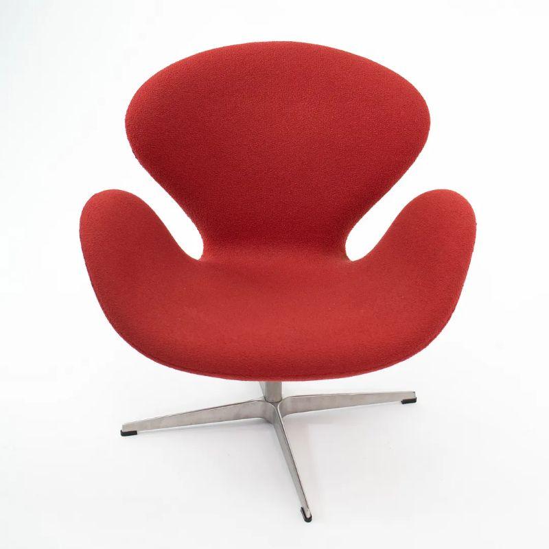 2001 Arne Jacobsen for Fritz Hansen Swan Lounge Chair in Red Boucle In Good Condition For Sale In Philadelphia, PA