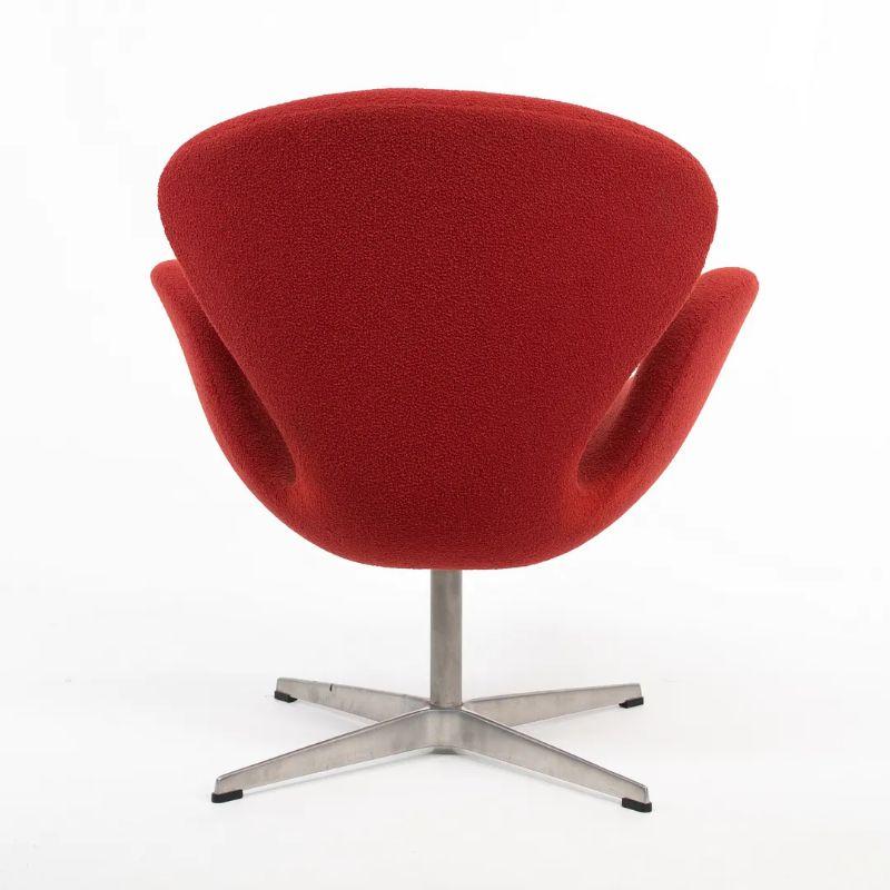 2001 Arne Jacobsen for Fritz Hansen Swan Lounge Chair in Red Boucle For Sale 1
